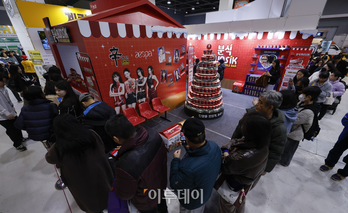 ▲20일 서울 서초구 aT센터에서 열린 ‘에그테크코리아 2025’(EggTech Korea 2025)에서 참관객들이 농심 부스를 살펴보고 있다. 이투데이가 주최하는 '에그테크코리아 2025'는 스마트양계·스마트팜 기술, 동물복지 및 HACCP 생산공정, 로컬푸드 개발, 친환경 패키징, 유정란·디저트 등 건강한 먹거리 산업의 전 과정을 대중에 공개하는 국내 최초의 전시회로 21일 까지 진행된다. 이번 행사는 ‘계란·미래·K 푸드·웰니스’를 핵심 키워드로, 60개사 100부스가 참여하는 대규모 B2C·B2B 융합형 페스티벌로 꾸며진다. 1270만 구독자를 보유한 국내 대표 먹방 크리에이터 쯔양이 홍보대사로 나서며, 의학 유튜브 채널 ‘닥터프렌즈’(140만 구독자)와 '닥터딩요'(81만 구독자)가 건강·식품안전 관련 토크콘서트에 참여한다. 조현호 기자 hyunho@