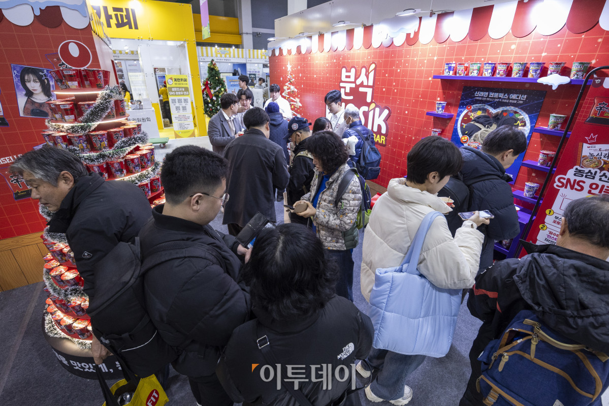 ▲20일 서울 서초구 aT센터에서 열린 ‘에그테크코리아 2025’(EggTech Korea 2025)에서 참관객들이 농심 부스를 살펴보고 있다. 이투데이가 주최하는 '에그테크코리아 2025'는 스마트양계·스마트팜 기술, 동물복지 및 HACCP 생산공정, 로컬푸드 개발, 친환경 패키징, 유정란·디저트 등 건강한 먹거리 산업의 전 과정을 대중에 공개하는 국내 최초의 전시회로 21일 까지 진행된다. 이번 행사는 ‘계란·미래·K 푸드·웰니스’를 핵심 키워드로, 60개사 100부스가 참여하는 대규모 B2C·B2B 융합형 페스티벌로 꾸며진다. 1270만 구독자를 보유한 국내 대표 먹방 크리에이터 쯔양이 홍보대사로 나서며, 의학 유튜브 채널 ‘닥터프렌즈’(140만 구독자)와 '닥터딩요'(81만 구독자)가 건강·식품안전 관련 토크콘서트에 참여한다. 조현호 기자 hyunho@