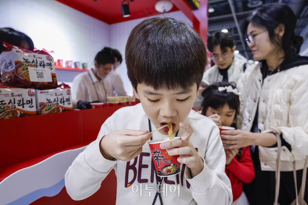 ▲20일 서울 서초구 aT센터에서 열린 ‘에그테크코리아 2025’(EggTech Korea 2025) 농심 부스에서 한 어린이가 라면 시식을 하고 있다. 이투데이가 주최하는 '에그테크코리아 2025'는 스마트양계·스마트팜 기술, 동물복지 및 HACCP 생산공정, 로컬푸드 개발, 친환경 패키징, 유정란·디저트 등 건강한 먹거리 산업의 전 과정을 대중에 공개하는 국내 최초의 전시회로 21일 까지 진행된다. 이번 행사는 ‘계란·미래·K 푸드·웰니스’를 핵심 키워드로, 60개사 100부스가 참여하는 대규모 B2C·B2B 융합형 페스티벌로 꾸며진다. 1270만 구독자를 보유한 국내 대표 먹방 크리에이터 쯔양이 홍보대사로 나서며, 의학 유튜브 채널 ‘닥터프렌즈’(140만 구독자)와 '닥터딩요'(81만 구독자)가 건강·식품안전 관련 토크콘서트에 참여한다. 조현호 기자 hyunho@