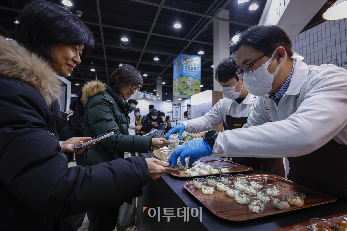 ▲20일 서울 서초구 aT센터에서 열린 ‘에그테크코리아 2025’(EggTech Korea 2025) 조인 부스에서 참관객들이 에그 라이스 시식을 하고 있다. 이투데이가 주최하는 '에그테크코리아 2025'는 스마트양계·스마트팜 기술, 동물복지 및 HACCP 생산공정, 로컬푸드 개발, 친환경 패키징, 유정란·디저트 등 건강한 먹거리 산업의 전 과정을 대중에 공개하는 국내 최초의 전시회로 21일 까지 진행된다. 이번 행사는 ‘계란·미래·K 푸드·웰니스’를 핵심 키워드로, 60개사 100부스가 참여하는 대규모 B2C·B2B 융합형 페스티벌로 꾸며진다. 1270만 구독자를 보유한 국내 대표 먹방 크리에이터 쯔양이 홍보대사로 나서며, 의학 유튜브 채널 ‘닥터프렌즈’(140만 구독자)와 '닥터딩요'(81만 구독자)가 건강·식품안전 관련 토크콘서트에 참여한다. 조현호 기자 hyunho@