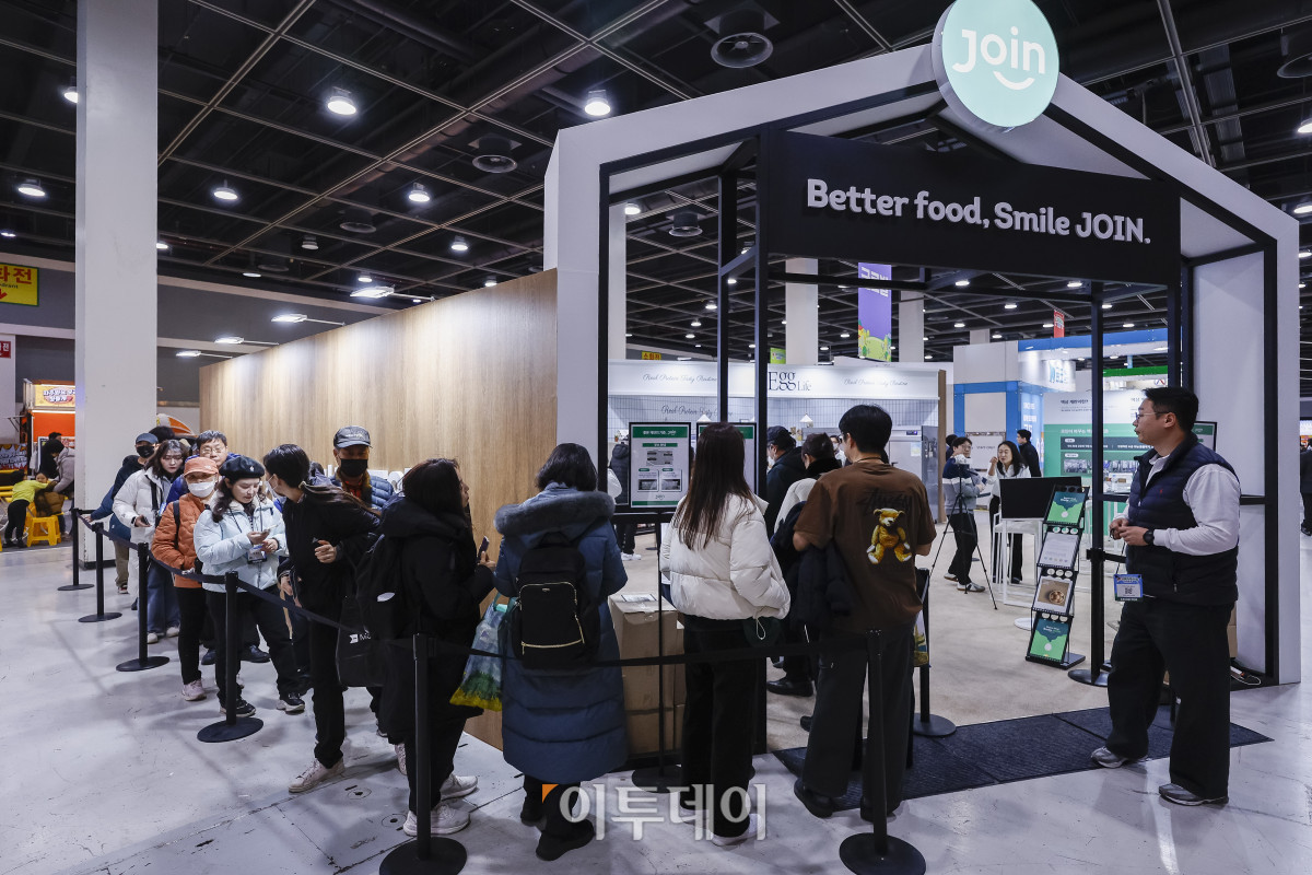 ▲20일 서울 서초구 aT센터에서 열린 ‘에그테크코리아 2025’(EggTech Korea 2025) 조인 부스에서 참관객들이 에그 라이스 시식을 하기 위해 길게 줄을 서서 대기하고 있다. 이투데이가 주최하는 '에그테크코리아 2025'는 스마트양계·스마트팜 기술, 동물복지 및 HACCP 생산공정, 로컬푸드 개발, 친환경 패키징, 유정란·디저트 등 건강한 먹거리 산업의 전 과정을 대중에 공개하는 국내 최초의 전시회로 21일 까지 진행된다. 이번 행사는 ‘계란·미래·K 푸드·웰니스’를 핵심 키워드로, 60개사 100부스가 참여하는 대규모 B2C·B2B 융합형 페스티벌로 꾸며진다. 1270만 구독자를 보유한 국내 대표 먹방 크리에이터 쯔양이 홍보대사로 나서며, 의학 유튜브 채널 ‘닥터프렌즈’(140만 구독자)와 '닥터딩요'(81만 구독자)가 건강·식품안전 관련 토크콘서트에 참여한다. 조현호 기자 hyunho@