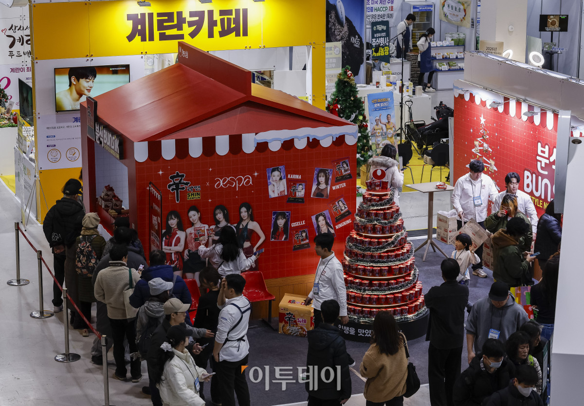 ▲20일 서울 서초구 aT센터에서 열린 ‘에그테크코리아 2025’(EggTech Korea 2025)에서 참관객들이 농심 부스를 살펴보고 있다. 이투데이가 주최하는 '에그테크코리아 2025'는 스마트양계·스마트팜 기술, 동물복지 및 HACCP 생산공정, 로컬푸드 개발, 친환경 패키징, 유정란·디저트 등 건강한 먹거리 산업의 전 과정을 대중에 공개하는 국내 최초의 전시회로 21일 까지 진행된다. 이번 행사는 ‘계란·미래·K 푸드·웰니스’를 핵심 키워드로, 60개사 100부스가 참여하는 대규모 B2C·B2B 융합형 페스티벌로 꾸며진다. 1270만 구독자를 보유한 국내 대표 먹방 크리에이터 쯔양이 홍보대사로 나서며, 의학 유튜브 채널 ‘닥터프렌즈’(140만 구독자)와 '닥터딩요'(81만 구독자)가 건강·식품안전 관련 토크콘서트에 참여한다. 조현호 기자 hyunho@