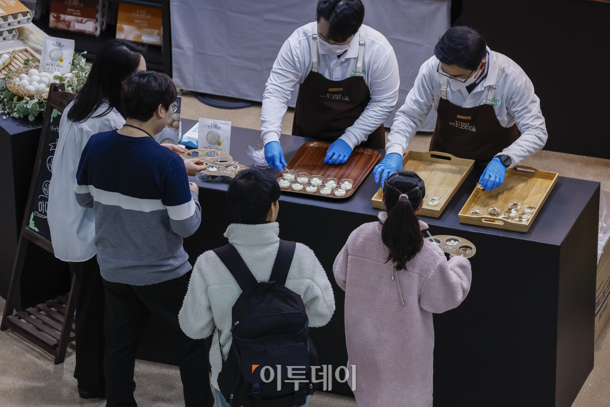 ▲20일 서울 서초구 aT센터에서 열린 ‘에그테크코리아 2025’(EggTech Korea 2025) 조인 부스에서 참관객들이 에그 라이스 시식을 하고 있다. 이투데이가 주최하는 '에그테크코리아 2025'는 스마트양계·스마트팜 기술, 동물복지 및 HACCP 생산공정, 로컬푸드 개발, 친환경 패키징, 유정란·디저트 등 건강한 먹거리 산업의 전 과정을 대중에 공개하는 국내 최초의 전시회로 21일 까지 진행된다. 이번 행사는 ‘계란·미래·K 푸드·웰니스’를 핵심 키워드로, 60개사 100부스가 참여하는 대규모 B2C·B2B 융합형 페스티벌로 꾸며진다. 1270만 구독자를 보유한 국내 대표 먹방 크리에이터 쯔양이 홍보대사로 나서며, 의학 유튜브 채널 ‘닥터프렌즈’(140만 구독자)와 '닥터딩요'(81만 구독자)가 건강·식품안전 관련 토크콘서트에 참여한다. 조현호 기자 hyunho@
