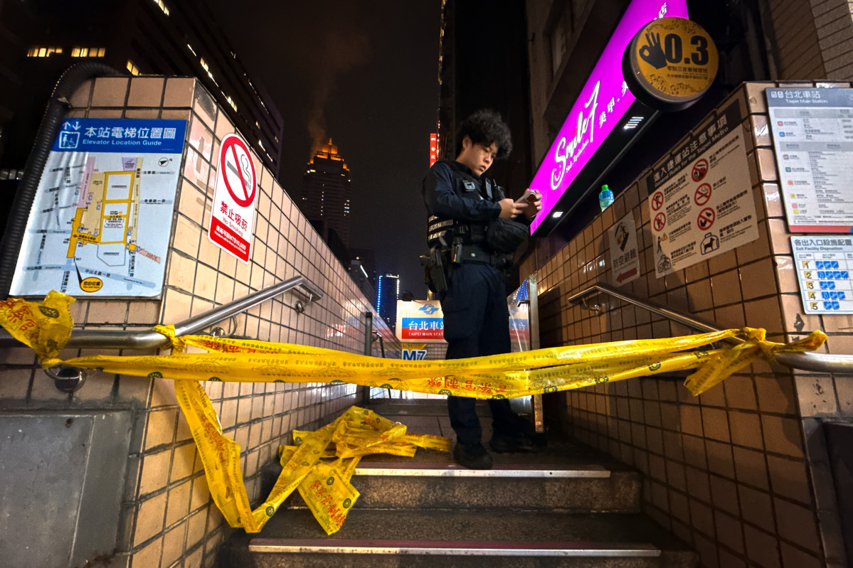 ▲19일 대만 타이베이에서 타이베이 중앙역 내부에 여러 개의 연막탄이 투척된 후 대만 경찰관이 현장 주변을 통제하고 있다. 현지 당국에 따르면 용의자가 타이베이 중앙역 내부에 여러 개의 연막탄을 투척해 다수의 부상자가 발생한 것으로 알려졌다. (사진=연합뉴스)
