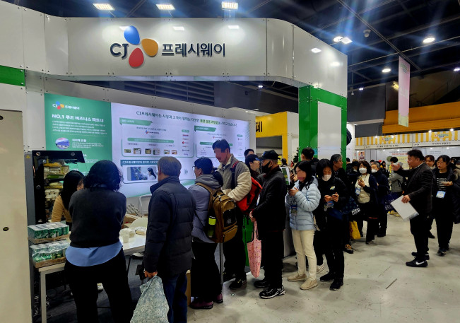 ▲서울 양재 aT센터 제1전시장에서 열리는 '2025에그테크코리아' 2일차인 20일 오전 CJ프레시웨이 부스를 방문하기 위한 방문객들이 줄을 서서 대기하고 있다. (사진=정영인 기자 oin@)