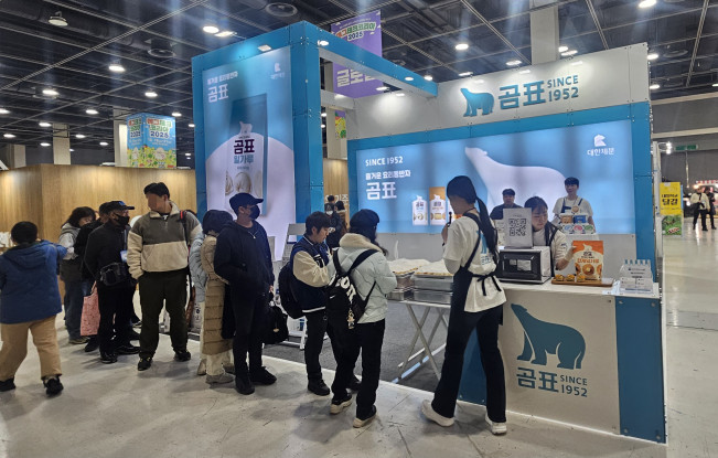 ▲20일 '에그테크 코리아 2025'에 마련된 대한제분 '곰표' 부스에서 계란빵 시식을 원하는 관람객들이 대기줄을 형성하고 있다. (사진=정영인 기자 oin@)