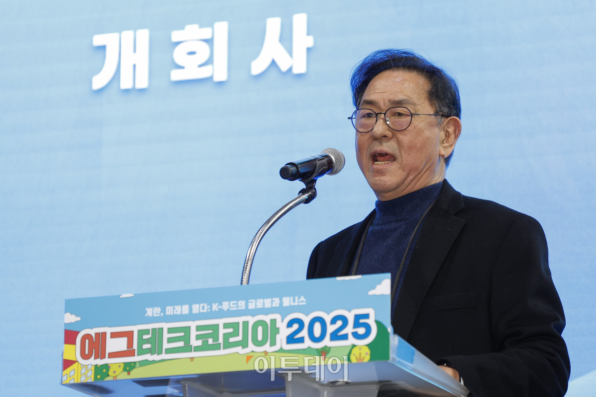 ▲20일 서울 서초구 aT센터에서 열린 ‘에그테크코리아 2025’(EggTech Korea 2025) 건강포럼에서 이종재 이투데이그룹 부회장이 개회사를 하고 있다. 이투데이가 주최하는 '에그테크코리아 2025'는 스마트양계·스마트팜 기술, 동물복지 및 HACCP 생산공정, 로컬푸드 개발, 친환경 패키징, 유정란·디저트 등 건강한 먹거리 산업의 전 과정을 대중에 공개하는 국내 최초의 전시회로 21일 까지 진행된다. 이번 행사는 ‘계란·미래·K 푸드·웰니스’를 핵심 키워드로, 60개사 100부스가 참여하는 대규모 B2C·B2B 융합형 페스티벌로 꾸며진다. 1270만 구독자를 보유한 국내 대표 먹방 크리에이터 쯔양이 홍보대사로 나서며, 의학 유튜브 채널 ‘닥터프렌즈’(140만 구독자)와 '닥터딩요'(81만 구독자)가 건강·식품안전 관련 토크콘서트에 참여한다. 조현호 기자 hyunho@