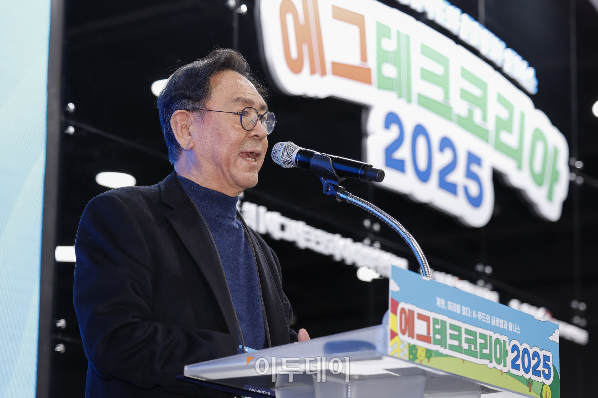 ▲20일 서울 서초구 aT센터에서 열린 ‘에그테크코리아 2025’(EggTech Korea 2025) 건강포럼에서 이종재 이투데이그룹 부회장이 개회사를 하고 있다. 이투데이가 주최하는 '에그테크코리아 2025'는 스마트양계·스마트팜 기술, 동물복지 및 HACCP 생산공정, 로컬푸드 개발, 친환경 패키징, 유정란·디저트 등 건강한 먹거리 산업의 전 과정을 대중에 공개하는 국내 최초의 전시회로 21일 까지 진행된다. 이번 행사는 ‘계란·미래·K 푸드·웰니스’를 핵심 키워드로, 60개사 100부스가 참여하는 대규모 B2C·B2B 융합형 페스티벌로 꾸며진다. 1270만 구독자를 보유한 국내 대표 먹방 크리에이터 쯔양이 홍보대사로 나서며, 의학 유튜브 채널 ‘닥터프렌즈’(140만 구독자)와 '닥터딩요'(81만 구독자)가 건강·식품안전 관련 토크콘서트에 참여한다. 조현호 기자 hyunho@