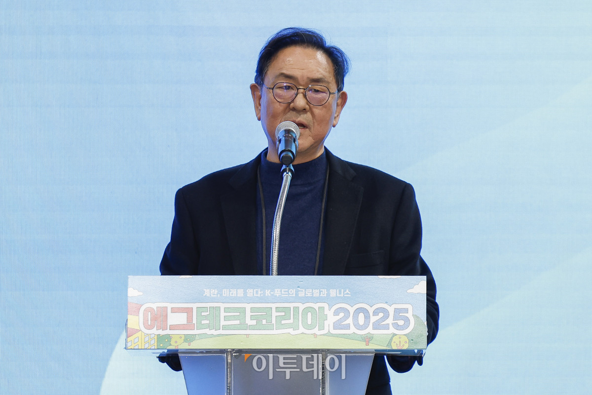 ▲20일 서울 서초구 aT센터에서 열린 ‘에그테크코리아 2025’(EggTech Korea 2025) 건강포럼에서 이종재 이투데이그룹 부회장이 개회사를 하고 있다. 이투데이가 주최하는 '에그테크코리아 2025'는 스마트양계·스마트팜 기술, 동물복지 및 HACCP 생산공정, 로컬푸드 개발, 친환경 패키징, 유정란·디저트 등 건강한 먹거리 산업의 전 과정을 대중에 공개하는 국내 최초의 전시회로 21일 까지 진행된다. 이번 행사는 ‘계란·미래·K 푸드·웰니스’를 핵심 키워드로, 60개사 100부스가 참여하는 대규모 B2C·B2B 융합형 페스티벌로 꾸며진다. 1270만 구독자를 보유한 국내 대표 먹방 크리에이터 쯔양이 홍보대사로 나서며, 의학 유튜브 채널 ‘닥터프렌즈’(140만 구독자)와 '닥터딩요'(81만 구독자)가 건강·식품안전 관련 토크콘서트에 참여한다. 조현호 기자 hyunho@