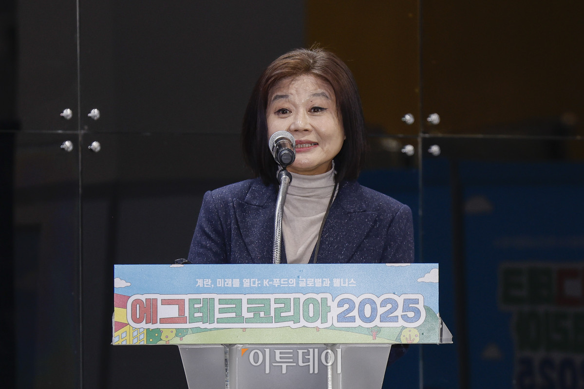 ▲20일 서울 서초구 aT센터에서 열린 ‘에그테크코리아 2025’(EggTech Korea 2025) 건강포럼에서 박민선 서울대병원 가정의학과 교수가 기조강연을 하고 있다. 이투데이가 주최하는 '에그테크코리아 2025'는 스마트양계·스마트팜 기술, 동물복지 및 HACCP 생산공정, 로컬푸드 개발, 친환경 패키징, 유정란·디저트 등 건강한 먹거리 산업의 전 과정을 대중에 공개하는 국내 최초의 전시회로 21일 까지 진행된다. 이번 행사는 ‘계란·미래·K 푸드·웰니스’를 핵심 키워드로, 60개사 100부스가 참여하는 대규모 B2C·B2B 융합형 페스티벌로 꾸며진다. 1270만 구독자를 보유한 국내 대표 먹방 크리에이터 쯔양이 홍보대사로 나서며, 의학 유튜브 채널 ‘닥터프렌즈’(140만 구독자)와 '닥터딩요'(81만 구독자)가 건강·식품안전 관련 토크콘서트에 참여한다. 조현호 기자 hyunho@
