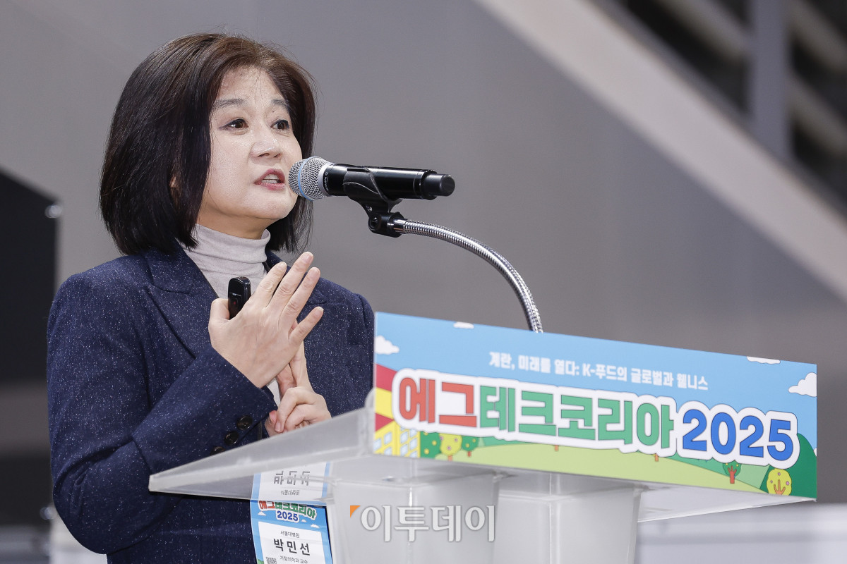 ▲20일 서울 서초구 aT센터에서 열린 ‘에그테크코리아 2025’(EggTech Korea 2025) 건강포럼에서 박민선 서울대병원 가정의학과 교수가 기조강연을 하고 있다. 이투데이가 주최하는 '에그테크코리아 2025'는 스마트양계·스마트팜 기술, 동물복지 및 HACCP 생산공정, 로컬푸드 개발, 친환경 패키징, 유정란·디저트 등 건강한 먹거리 산업의 전 과정을 대중에 공개하는 국내 최초의 전시회로 21일 까지 진행된다. 이번 행사는 ‘계란·미래·K 푸드·웰니스’를 핵심 키워드로, 60개사 100부스가 참여하는 대규모 B2C·B2B 융합형 페스티벌로 꾸며진다. 1270만 구독자를 보유한 국내 대표 먹방 크리에이터 쯔양이 홍보대사로 나서며, 의학 유튜브 채널 ‘닥터프렌즈’(140만 구독자)와 '닥터딩요'(81만 구독자)가 건강·식품안전 관련 토크콘서트에 참여한다. 조현호 기자 hyunho@