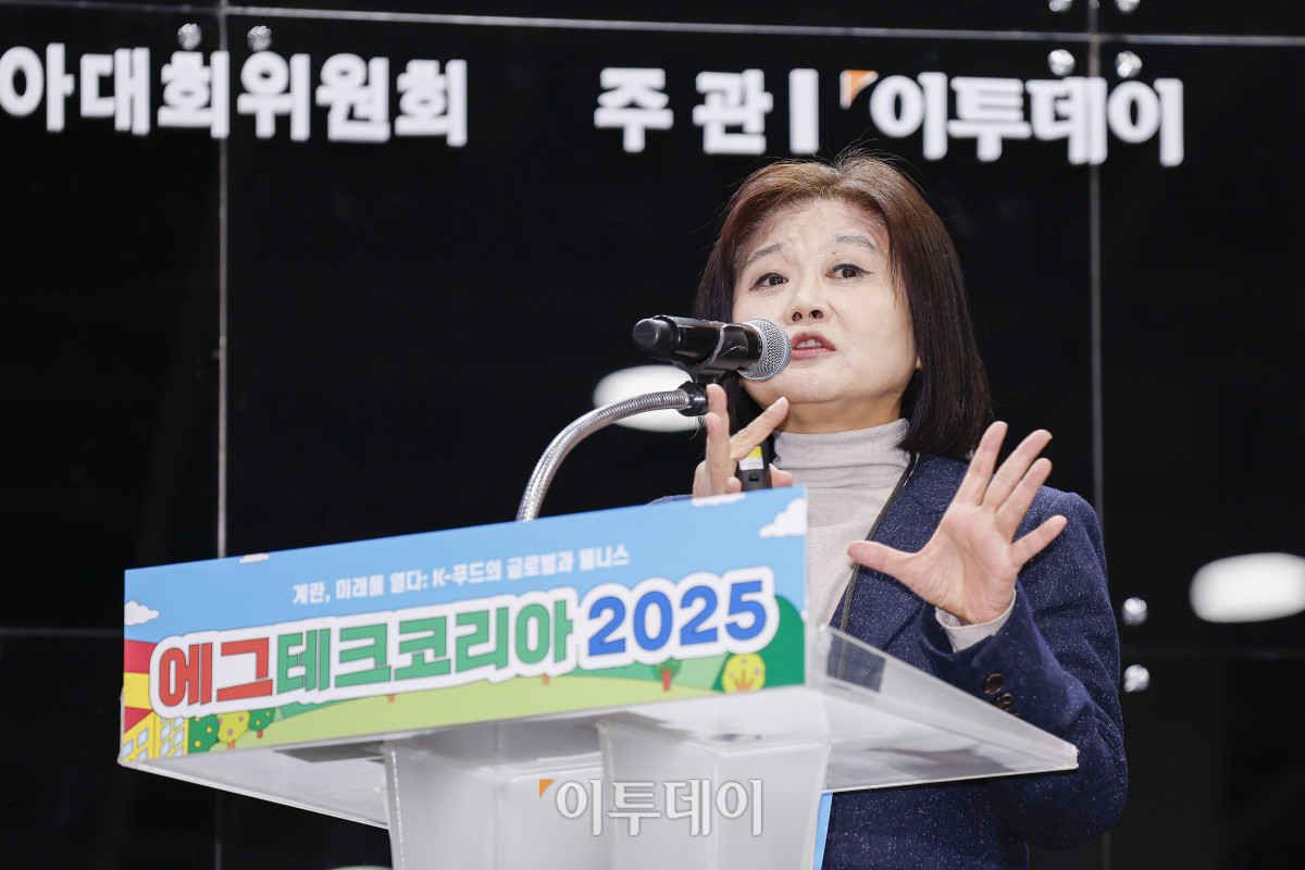 ▲20일 서울 서초구 aT센터에서 열린 ‘에그테크코리아 2025’(EggTech Korea 2025) 건강포럼에서 박민선 서울대병원 가정의학과 교수가 기조강연을 하고 있다. 이투데이가 주최하는 '에그테크코리아 2025'는 스마트양계·스마트팜 기술, 동물복지 및 HACCP 생산공정, 로컬푸드 개발, 친환경 패키징, 유정란·디저트 등 건강한 먹거리 산업의 전 과정을 대중에 공개하는 국내 최초의 전시회로 21일 까지 진행된다. 이번 행사는 ‘계란·미래·K 푸드·웰니스’를 핵심 키워드로, 60개사 100부스가 참여하는 대규모 B2C·B2B 융합형 페스티벌로 꾸며진다. 1270만 구독자를 보유한 국내 대표 먹방 크리에이터 쯔양이 홍보대사로 나서며, 의학 유튜브 채널 ‘닥터프렌즈’(140만 구독자)와 '닥터딩요'(81만 구독자)가 건강·식품안전 관련 토크콘서트에 참여한다. 조현호 기자 hyunho@