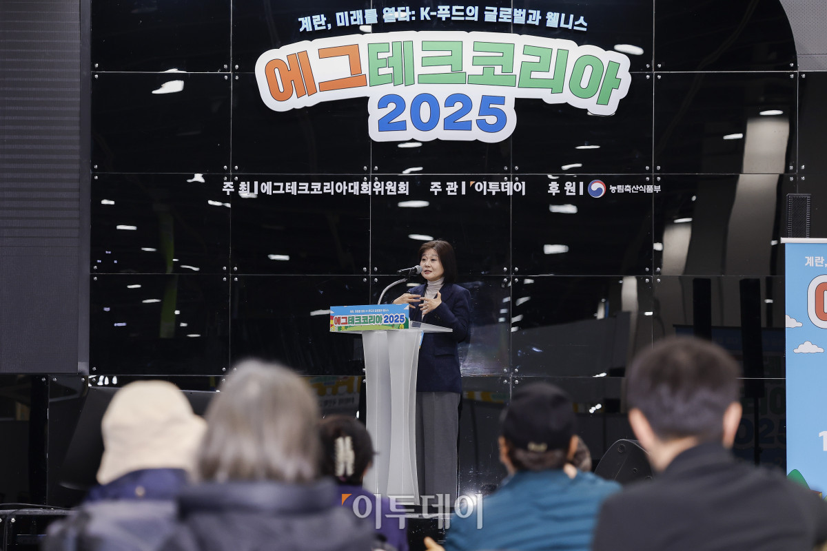 ▲20일 서울 서초구 aT센터에서 열린 ‘에그테크코리아 2025’(EggTech Korea 2025) 건강포럼에서 박민선 서울대병원 가정의학과 교수가 기조강연을 하고 있다. 이투데이가 주최하는 '에그테크코리아 2025'는 스마트양계·스마트팜 기술, 동물복지 및 HACCP 생산공정, 로컬푸드 개발, 친환경 패키징, 유정란·디저트 등 건강한 먹거리 산업의 전 과정을 대중에 공개하는 국내 최초의 전시회로 21일 까지 진행된다. 이번 행사는 ‘계란·미래·K 푸드·웰니스’를 핵심 키워드로, 60개사 100부스가 참여하는 대규모 B2C·B2B 융합형 페스티벌로 꾸며진다. 1270만 구독자를 보유한 국내 대표 먹방 크리에이터 쯔양이 홍보대사로 나서며, 의학 유튜브 채널 ‘닥터프렌즈’(140만 구독자)와 '닥터딩요'(81만 구독자)가 건강·식품안전 관련 토크콘서트에 참여한다. 조현호 기자 hyunho@