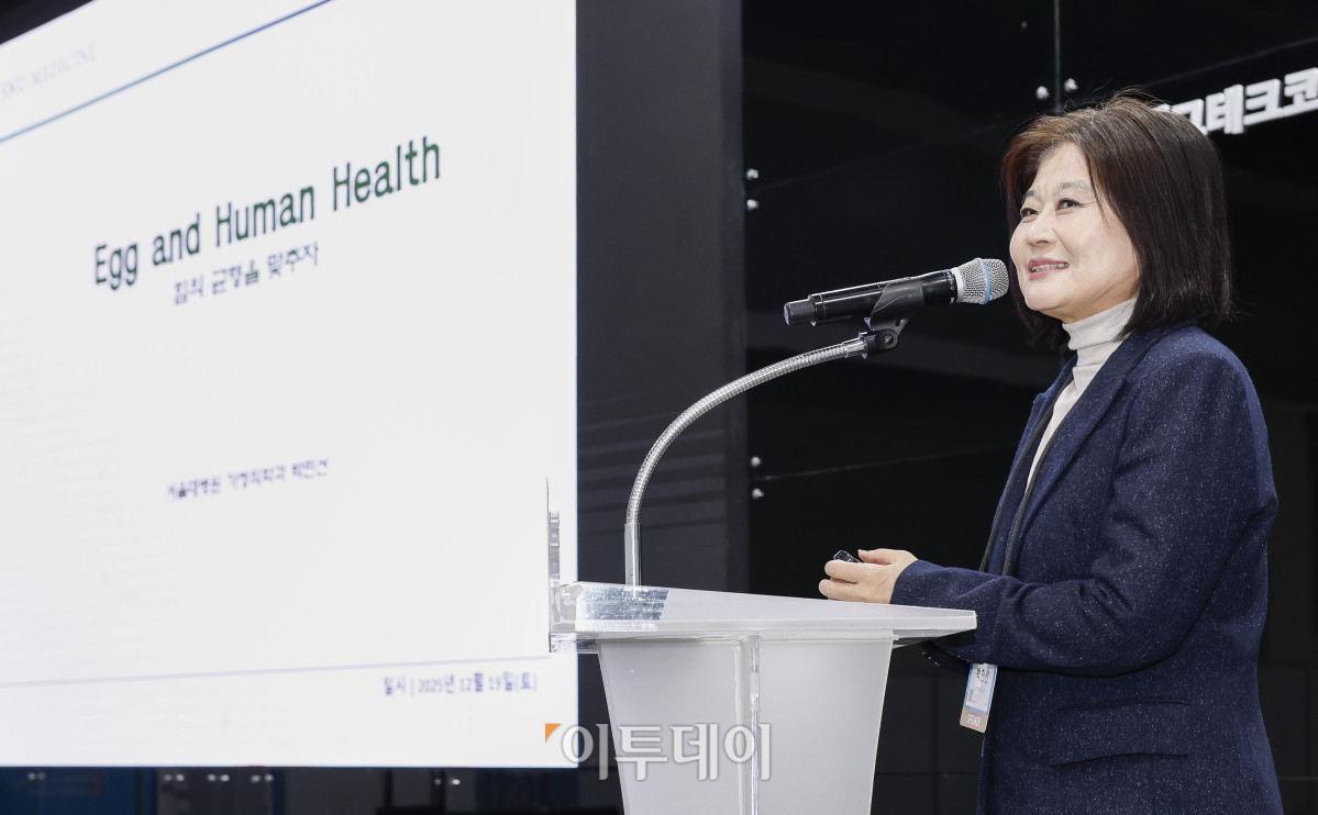 ▲20일 서울 서초구 aT센터에서 열린 ‘에그테크코리아 2025’(EggTech Korea 2025) 건강포럼에서 박민선 서울대병원 가정의학과 교수가 기조강연을 하고 있다. 이투데이가 주최하는 '에그테크코리아 2025'는 스마트양계·스마트팜 기술, 동물복지 및 HACCP 생산공정, 로컬푸드 개발, 친환경 패키징, 유정란·디저트 등 건강한 먹거리 산업의 전 과정을 대중에 공개하는 국내 최초의 전시회로 21일 까지 진행된다. 이번 행사는 ‘계란·미래·K 푸드·웰니스’를 핵심 키워드로, 60개사 100부스가 참여하는 대규모 B2C·B2B 융합형 페스티벌로 꾸며진다. 1270만 구독자를 보유한 국내 대표 먹방 크리에이터 쯔양이 홍보대사로 나서며, 의학 유튜브 채널 ‘닥터프렌즈’(140만 구독자)와 '닥터딩요'(81만 구독자)가 건강·식품안전 관련 토크콘서트에 참여한다. 조현호 기자 hyunho@