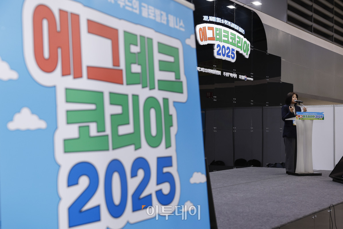 ▲20일 서울 서초구 aT센터에서 열린 ‘에그테크코리아 2025’(EggTech Korea 2025) 건강포럼에서 박민선 서울대병원 가정의학과 교수가 기조강연을 하고 있다. 이투데이가 주최하는 '에그테크코리아 2025'는 스마트양계·스마트팜 기술, 동물복지 및 HACCP 생산공정, 로컬푸드 개발, 친환경 패키징, 유정란·디저트 등 건강한 먹거리 산업의 전 과정을 대중에 공개하는 국내 최초의 전시회로 21일 까지 진행된다. 이번 행사는 ‘계란·미래·K 푸드·웰니스’를 핵심 키워드로, 60개사 100부스가 참여하는 대규모 B2C·B2B 융합형 페스티벌로 꾸며진다. 1270만 구독자를 보유한 국내 대표 먹방 크리에이터 쯔양이 홍보대사로 나서며, 의학 유튜브 채널 ‘닥터프렌즈’(140만 구독자)와 '닥터딩요'(81만 구독자)가 건강·식품안전 관련 토크콘서트에 참여한다. 조현호 기자 hyunho@