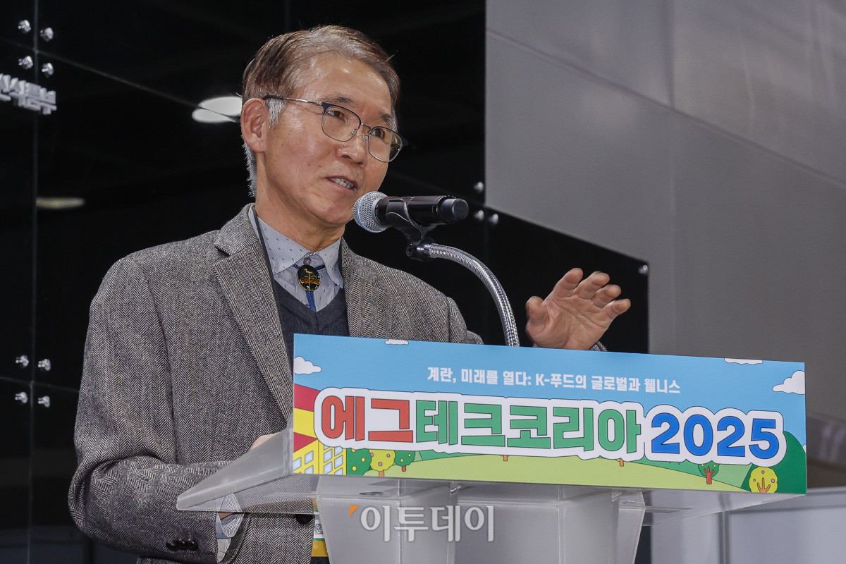 ▲20일 서울 서초구 aT센터에서 열린 ‘에그테크코리아 2025’(EggTech Korea 2025) 건강포럼에서 이성기 강원대학교 동물생명과학 명예교수가 과학세션 발표를 하고 있다. 이투데이가 주최하는 '에그테크코리아 2025'는 스마트양계·스마트팜 기술, 동물복지 및 HACCP 생산공정, 로컬푸드 개발, 친환경 패키징, 유정란·디저트 등 건강한 먹거리 산업의 전 과정을 대중에 공개하는 국내 최초의 전시회로 21일 까지 진행된다. 이번 행사는 ‘계란·미래·K 푸드·웰니스’를 핵심 키워드로, 60개사 100부스가 참여하는 대규모 B2C·B2B 융합형 페스티벌로 꾸며진다. 1270만 구독자를 보유한 국내 대표 먹방 크리에이터 쯔양이 홍보대사로 나서며, 의학 유튜브 채널 ‘닥터프렌즈’(140만 구독자)와 '닥터딩요'(81만 구독자)가 건강·식품안전 관련 토크콘서트에 참여한다. 조현호 기자 hyunho@