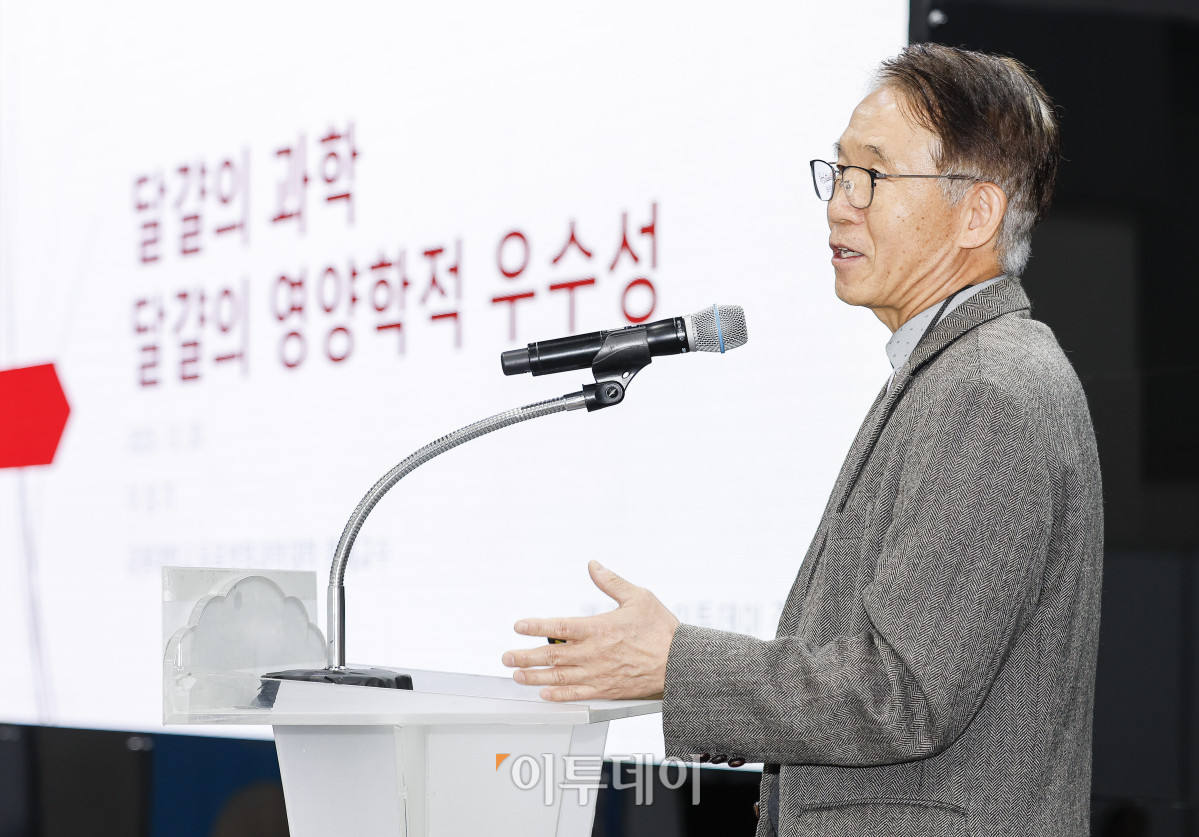 ▲20일 서울 서초구 aT센터에서 열린 ‘에그테크코리아 2025’(EggTech Korea 2025) 건강포럼에서 이성기 강원대학교 동물생명과학 명예교수가 과학세션 발표를 하고 있다. 이투데이가 주최하는 '에그테크코리아 2025'는 스마트양계·스마트팜 기술, 동물복지 및 HACCP 생산공정, 로컬푸드 개발, 친환경 패키징, 유정란·디저트 등 건강한 먹거리 산업의 전 과정을 대중에 공개하는 국내 최초의 전시회로 21일 까지 진행된다. 이번 행사는 ‘계란·미래·K 푸드·웰니스’를 핵심 키워드로, 60개사 100부스가 참여하는 대규모 B2C·B2B 융합형 페스티벌로 꾸며진다. 1270만 구독자를 보유한 국내 대표 먹방 크리에이터 쯔양이 홍보대사로 나서며, 의학 유튜브 채널 ‘닥터프렌즈’(140만 구독자)와 '닥터딩요'(81만 구독자)가 건강·식품안전 관련 토크콘서트에 참여한다. 조현호 기자 hyunho@