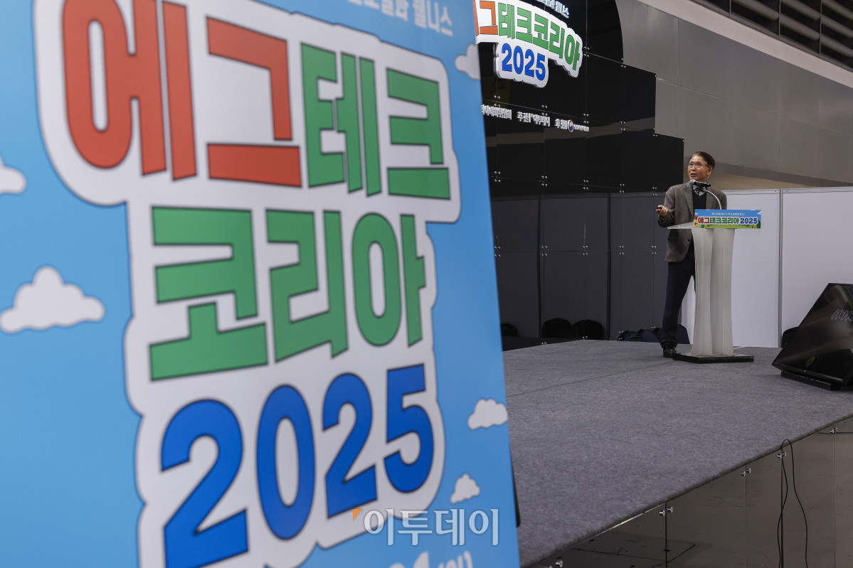 ▲20일 서울 서초구 aT센터에서 열린 ‘에그테크코리아 2025’(EggTech Korea 2025) 건강포럼에서 이성기 강원대학교 동물생명과학 명예교수가 과학세션 발표를 하고 있다. 이투데이가 주최하는 '에그테크코리아 2025'는 스마트양계·스마트팜 기술, 동물복지 및 HACCP 생산공정, 로컬푸드 개발, 친환경 패키징, 유정란·디저트 등 건강한 먹거리 산업의 전 과정을 대중에 공개하는 국내 최초의 전시회로 21일 까지 진행된다. 이번 행사는 ‘계란·미래·K 푸드·웰니스’를 핵심 키워드로, 60개사 100부스가 참여하는 대규모 B2C·B2B 융합형 페스티벌로 꾸며진다. 1270만 구독자를 보유한 국내 대표 먹방 크리에이터 쯔양이 홍보대사로 나서며, 의학 유튜브 채널 ‘닥터프렌즈’(140만 구독자)와 '닥터딩요'(81만 구독자)가 건강·식품안전 관련 토크콘서트에 참여한다. 조현호 기자 hyunho@