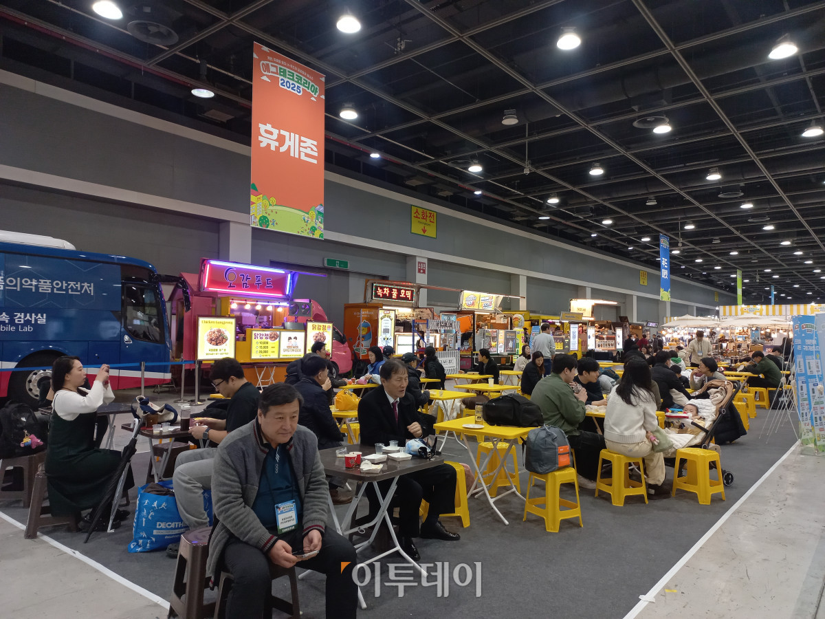 ▲20일 서울 서초구 양재aT센터에서 열린 ‘에크테크코리아 2025’ 행사장 내 ‘휴게존’에서 관람객들이 먹거리를 맛보고 있다. (한성주 기자 hsj@)