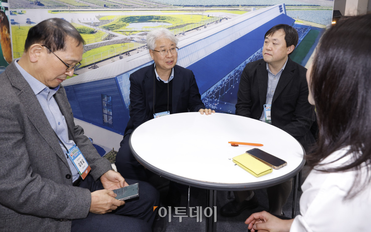 ▲정일정(왼쪽 두 번째) 전 농림수산식품부 국장이 20일 서울 서초구 aT센터에서 열린 ‘에그테크코리아 2025’(EggTech Korea 2025)에서 대회위원장인 김창길(왼쪽) 전 농촌경제연구원장, 강호진(왼쪽 세 번째) 주한네덜란드대사관 농무관 등 참석자들과 대화를 하고 있다. 이투데이가 주최하는 '에그테크코리아 2025'는 스마트양계·스마트팜 기술, 동물복지 및 HACCP 생산공정, 로컬푸드 개발, 친환경 패키징, 유정란·디저트 등 건강한 먹거리 산업의 전 과정을 대중에 공개하는 국내 최초의 전시회로 21일 까지 진행된다. 이번 행사는 ‘계란·미래·K 푸드·웰니스’를 핵심 키워드로, 60개사 100부스가 참여하는 대규모 B2C·B2B 융합형 페스티벌로 꾸며진다. 1270만 구독자를 보유한 국내 대표 먹방 크리에이터 쯔양이 홍보대사로 나서며, 의학 유튜브 채널 ‘닥터프렌즈’(140만 구독자)와 '닥터딩요'(81만 구독자)가 건강·식품안전 관련 토크콘서트에 참여한다. 조현호 기자 hyunho@