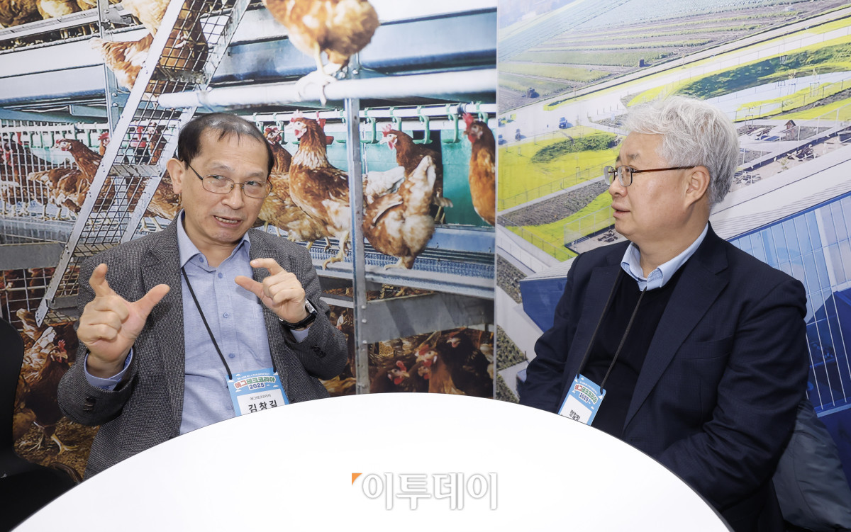▲정일정(오른쪽) 전 농림수산식품부 국장이 20일 서울 서초구 aT센터에서 열린 ‘에그테크코리아 2025’(EggTech Korea 2025)에서 대회위원장인 김창길 전 농촌경제연구원장과 대화를 하고 있다. 이투데이가 주최하는 '에그테크코리아 2025'는 스마트양계·스마트팜 기술, 동물복지 및 HACCP 생산공정, 로컬푸드 개발, 친환경 패키징, 유정란·디저트 등 건강한 먹거리 산업의 전 과정을 대중에 공개하는 국내 최초의 전시회로 21일 까지 진행된다. 이번 행사는 ‘계란·미래·K 푸드·웰니스’를 핵심 키워드로, 60개사 100부스가 참여하는 대규모 B2C·B2B 융합형 페스티벌로 꾸며진다. 1270만 구독자를 보유한 국내 대표 먹방 크리에이터 쯔양이 홍보대사로 나서며, 의학 유튜브 채널 ‘닥터프렌즈’(140만 구독자)와 '닥터딩요'(81만 구독자)가 건강·식품안전 관련 토크콘서트에 참여한다. 조현호 기자 hyunho@