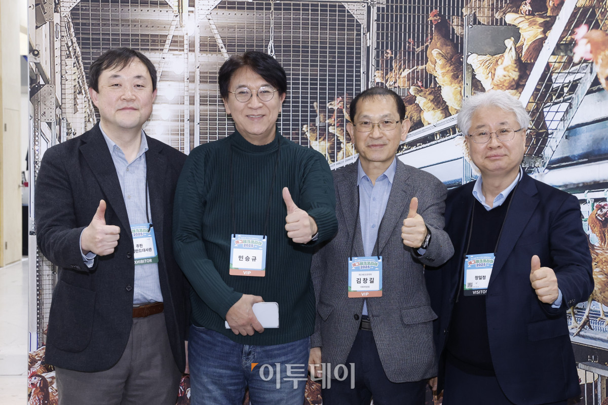 ▲민승규(왼쪽 두 번째) 전 농림축산식품부 차관이 20일 서울 서초구 aT센터에서 열린 ‘에그테크코리아 2025’(EggTech Korea 2025)에서 대회위원장인 김창길 전 농촌경제연구원장, 강호진 주한네덜란드대사관 농무관, 정일정 전 농림수산식품부 국장과 기념촬영을 하고 있다. 이투데이가 주최하는 '에그테크코리아 2025'는 스마트양계·스마트팜 기술, 동물복지 및 HACCP 생산공정, 로컬푸드 개발, 친환경 패키징, 유정란·디저트 등 건강한 먹거리 산업의 전 과정을 대중에 공개하는 국내 최초의 전시회로 21일 까지 진행된다. 이번 행사는 ‘계란·미래·K 푸드·웰니스’를 핵심 키워드로, 60개사 100부스가 참여하는 대규모 B2C·B2B 융합형 페스티벌로 꾸며진다. 1270만 구독자를 보유한 국내 대표 먹방 크리에이터 쯔양이 홍보대사로 나서며, 의학 유튜브 채널 ‘닥터프렌즈’(140만 구독자)와 '닥터딩요'(81만 구독자)가 건강·식품안전 관련 토크콘서트에 참여한다. 조현호 기자 hyunho@