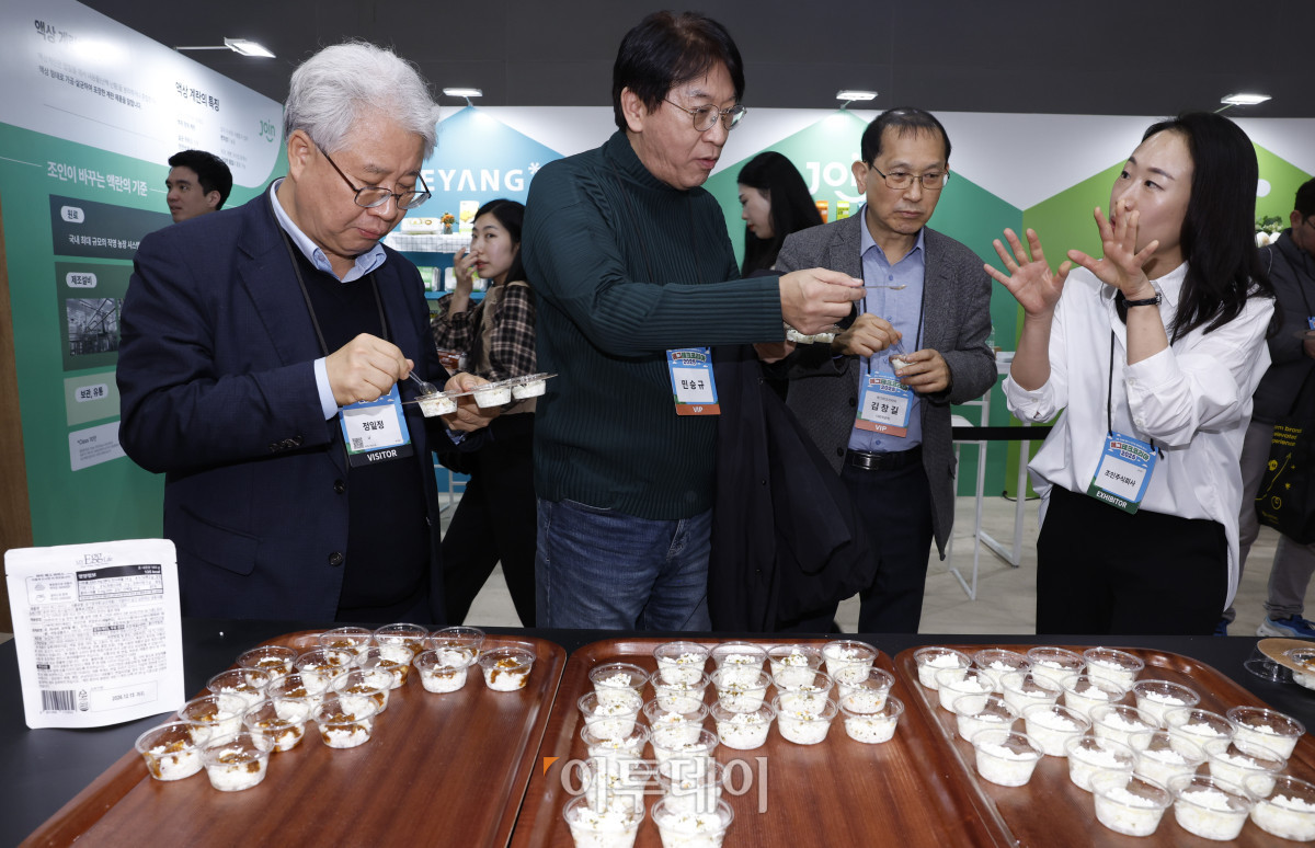 ▲민승규(왼쪽 두 번째) 전 농림축산식품부 차관이 20일 서울 서초구 aT센터에서 열린 ‘에그테크코리아 2025’(EggTech Korea 2025) 조인 부스에서 에그 라이스를 시식하고 있다. 이투데이가 주최하는 '에그테크코리아 2025'는 스마트양계·스마트팜 기술, 동물복지 및 HACCP 생산공정, 로컬푸드 개발, 친환경 패키징, 유정란·디저트 등 건강한 먹거리 산업의 전 과정을 대중에 공개하는 국내 최초의 전시회로 21일 까지 진행된다. 이번 행사는 ‘계란·미래·K 푸드·웰니스’를 핵심 키워드로, 60개사 100부스가 참여하는 대규모 B2C·B2B 융합형 페스티벌로 꾸며진다. 1270만 구독자를 보유한 국내 대표 먹방 크리에이터 쯔양이 홍보대사로 나서며, 의학 유튜브 채널 ‘닥터프렌즈’(140만 구독자)와 '닥터딩요'(81만 구독자)가 건강·식품안전 관련 토크콘서트에 참여한다. 조현호 기자 hyunho@