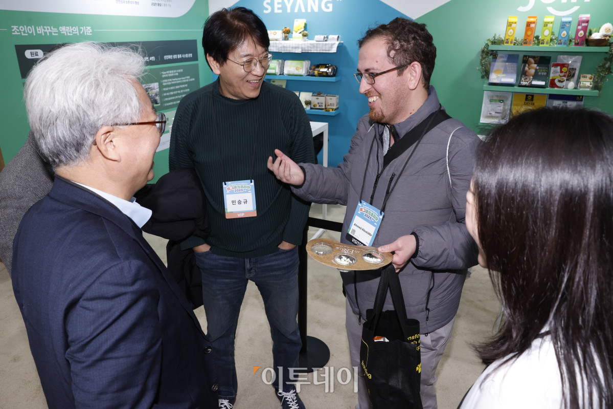 ▲민승규(오룬쪽 세 번째) 전 농림축산식품부 차관이 20일 서울 서초구 aT센터에서 열린 ‘에그테크코리아 2025’(EggTech Korea 2025) 조인 부스에서 김창길 전 농촌경제연구원장, 대회위원장인 김창길 전 농촌경제연구원장 등과 캐나다인 참관객과 대화를 하고 있다. 이투데이가 주최하는 '에그테크코리아 2025'는 스마트양계·스마트팜 기술, 동물복지 및 HACCP 생산공정, 로컬푸드 개발, 친환경 패키징, 유정란·디저트 등 건강한 먹거리 산업의 전 과정을 대중에 공개하는 국내 최초의 전시회로 21일 까지 진행된다. 이번 행사는 ‘계란·미래·K 푸드·웰니스’를 핵심 키워드로, 60개사 100부스가 참여하는 대규모 B2C·B2B 융합형 페스티벌로 꾸며진다. 1270만 구독자를 보유한 국내 대표 먹방 크리에이터 쯔양이 홍보대사로 나서며, 의학 유튜브 채널 ‘닥터프렌즈’(140만 구독자)와 '닥터딩요'(81만 구독자)가 건강·식품안전 관련 토크콘서트에 참여한다. 조현호 기자 hyunho@
