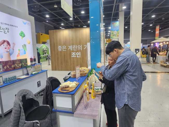 ▲20일 서울 양재 aT센터 제1전시장에서 열린 ‘2025에그테크코리아’의 SPC GFS 부스에서 현장 관계자가 방문객에게 제품에 대해 설명하고 있다. (사진=정영인 기자 oin@)