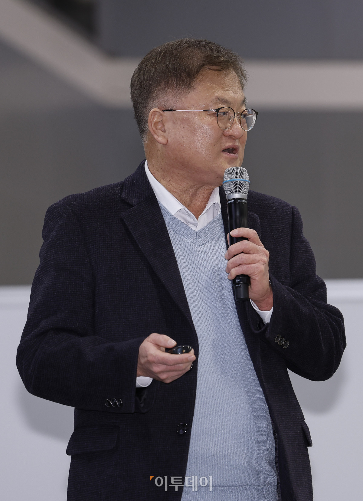 ▲20일 서울 서초구 aT센터에서 열린 ‘에그테크코리아 2025’(EggTech Korea 2025) 건강포럼에서 한상욱 조인 솔루션 센터장이 '달걀과 산업'을 주제로 산업세션 발표를 하고 있다. 이투데이가 주최하는 '에그테크코리아 2025'는 스마트양계·스마트팜 기술, 동물복지 및 HACCP 생산공정, 로컬푸드 개발, 친환경 패키징, 유정란·디저트 등 건강한 먹거리 산업의 전 과정을 대중에 공개하는 국내 최초의 전시회로 21일 까지 진행된다. 이번 행사는 ‘계란·미래·K 푸드·웰니스’를 핵심 키워드로, 60개사 100부스가 참여하는 대규모 B2C·B2B 융합형 페스티벌로 꾸며진다. 1270만 구독자를 보유한 국내 대표 먹방 크리에이터 쯔양이 홍보대사로 나서며, 의학 유튜브 채널 ‘닥터프렌즈’(140만 구독자)와 '닥터딩요'(81만 구독자)가 건강·식품안전 관련 토크콘서트에 참여한다. 조현호 기자 hyunho@