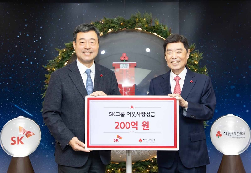 ▲지동섭(왼쪽) SK수펙스추구협의회 SV위원장이 16일 서울 중구 정동 사회복지공동모금회를 찾아 김병준 회장(오른쪽)에게 성금을 전달하고 기념촬영을 하고 있다. (사진제공-SK수펙스추구협의회)