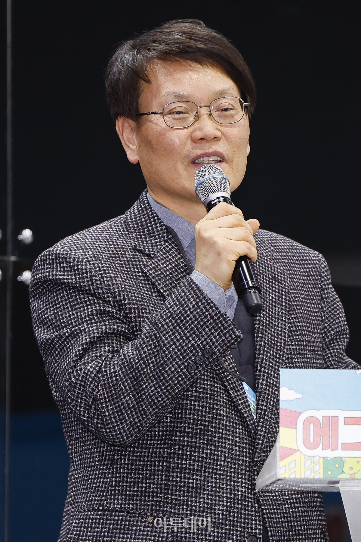 ▲20일 서울 서초구 aT센터에서 열린 ‘에그테크코리아 2025’(EggTech Korea 2025) 건강포럼에서 김종준 계란자조금관리위원회 사무국장이 '달걀 생산·수급 동향과 과제'를 주제로 산업세션 발표를 하고 있다. 이투데이가 주최하는 '에그테크코리아 2025'는 스마트양계·스마트팜 기술, 동물복지 및 HACCP 생산공정, 로컬푸드 개발, 친환경 패키징, 유정란·디저트 등 건강한 먹거리 산업의 전 과정을 대중에 공개하는 국내 최초의 전시회로 21일 까지 진행된다. 이번 행사는 ‘계란·미래·K 푸드·웰니스’를 핵심 키워드로, 60개사 100부스가 참여하는 대규모 B2C·B2B 융합형 페스티벌로 꾸며진다. 1270만 구독자를 보유한 국내 대표 먹방 크리에이터 쯔양이 홍보대사로 나서며, 의학 유튜브 채널 ‘닥터프렌즈’(140만 구독자)와 '닥터딩요'(81만 구독자)가 건강·식품안전 관련 토크콘서트에 참여한다. 조현호 기자 hyunho@