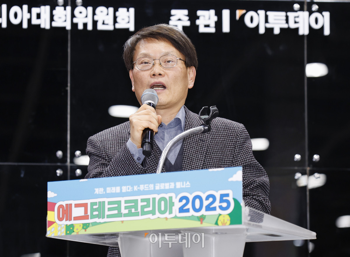 ▲20일 서울 서초구 aT센터에서 열린 ‘에그테크코리아 2025’(EggTech Korea 2025) 건강포럼에서 김종준 계란자조금관리위원회 사무국장이 '달걀 생산·수급 동향과 과제'를 주제로 산업세션 발표를 하고 있다. 이투데이가 주최하는 '에그테크코리아 2025'는 스마트양계·스마트팜 기술, 동물복지 및 HACCP 생산공정, 로컬푸드 개발, 친환경 패키징, 유정란·디저트 등 건강한 먹거리 산업의 전 과정을 대중에 공개하는 국내 최초의 전시회로 21일 까지 진행된다. 이번 행사는 ‘계란·미래·K 푸드·웰니스’를 핵심 키워드로, 60개사 100부스가 참여하는 대규모 B2C·B2B 융합형 페스티벌로 꾸며진다. 1270만 구독자를 보유한 국내 대표 먹방 크리에이터 쯔양이 홍보대사로 나서며, 의학 유튜브 채널 ‘닥터프렌즈’(140만 구독자)와 '닥터딩요'(81만 구독자)가 건강·식품안전 관련 토크콘서트에 참여한다. 조현호 기자 hyunho@