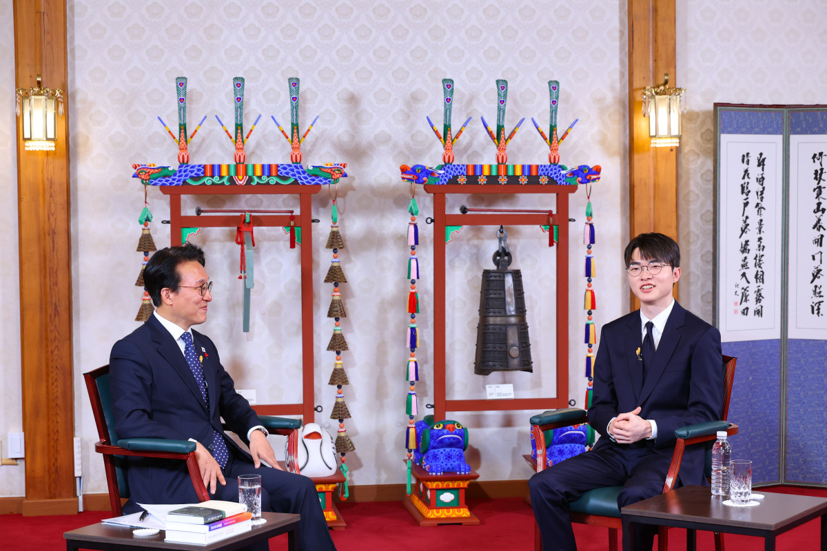 ▲김민석 국무총리(왼쪽)가 18일 서울 국무총리 공관에서 프로게이머 '페이커' 이상혁 선수를 초청해 '제7차 토론나라: 총리의 인터뷰'를 진행하고 있다. (사진=연합뉴스)