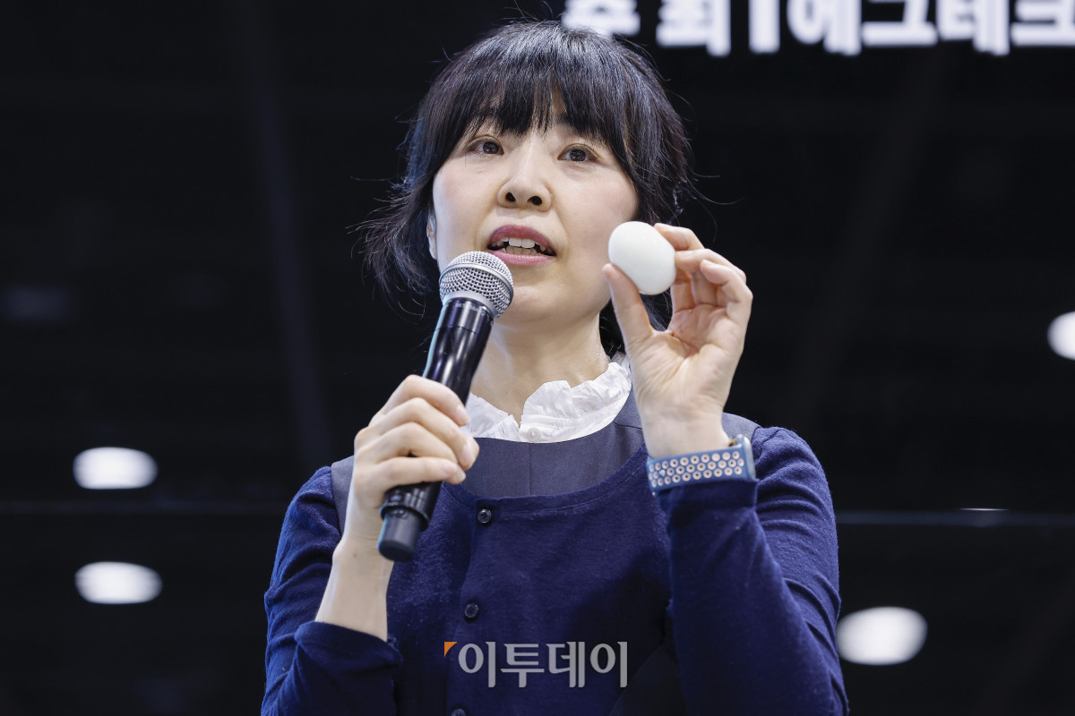 ▲20일 서울 서초구 aT센터에서 열린 ‘에그테크코리아 2025’(EggTech Korea 2025) 건강포럼에서 손성희 푸드 디렉터가 '달걀, 어디까지 해봤니?'를 주제로 계란 요리를 소개하고 있다. 이투데이가 주최하는 '에그테크코리아 2025'는 스마트양계·스마트팜 기술, 동물복지 및 HACCP 생산공정, 로컬푸드 개발, 친환경 패키징, 유정란·디저트 등 건강한 먹거리 산업의 전 과정을 대중에 공개하는 국내 최초의 전시회로 21일 까지 진행된다. 이번 행사는 ‘계란·미래·K 푸드·웰니스’를 핵심 키워드로, 60개사 100부스가 참여하는 대규모 B2C·B2B 융합형 페스티벌로 꾸며진다. 1270만 구독자를 보유한 국내 대표 먹방 크리에이터 쯔양이 홍보대사로 나서며, 의학 유튜브 채널 ‘닥터프렌즈’(140만 구독자)와 '닥터딩요'(81만 구독자)가 건강·식품안전 관련 토크콘서트에 참여한다. 조현호 기자 hyunho@
