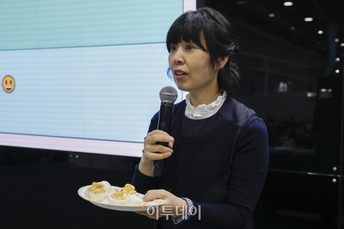 ▲20일 서울 서초구 aT센터에서 열린 ‘에그테크코리아 2025’(EggTech Korea 2025) 건강포럼에서 손성희 푸드 디렉터가 '달걀, 어디까지 해봤니?'를 주제로 계란 요리를 소개하고 있다. 이투데이가 주최하는 '에그테크코리아 2025'는 스마트양계·스마트팜 기술, 동물복지 및 HACCP 생산공정, 로컬푸드 개발, 친환경 패키징, 유정란·디저트 등 건강한 먹거리 산업의 전 과정을 대중에 공개하는 국내 최초의 전시회로 21일 까지 진행된다. 이번 행사는 ‘계란·미래·K 푸드·웰니스’를 핵심 키워드로, 60개사 100부스가 참여하는 대규모 B2C·B2B 융합형 페스티벌로 꾸며진다. 1270만 구독자를 보유한 국내 대표 먹방 크리에이터 쯔양이 홍보대사로 나서며, 의학 유튜브 채널 ‘닥터프렌즈’(140만 구독자)와 '닥터딩요'(81만 구독자)가 건강·식품안전 관련 토크콘서트에 참여한다. 조현호 기자 hyunho@