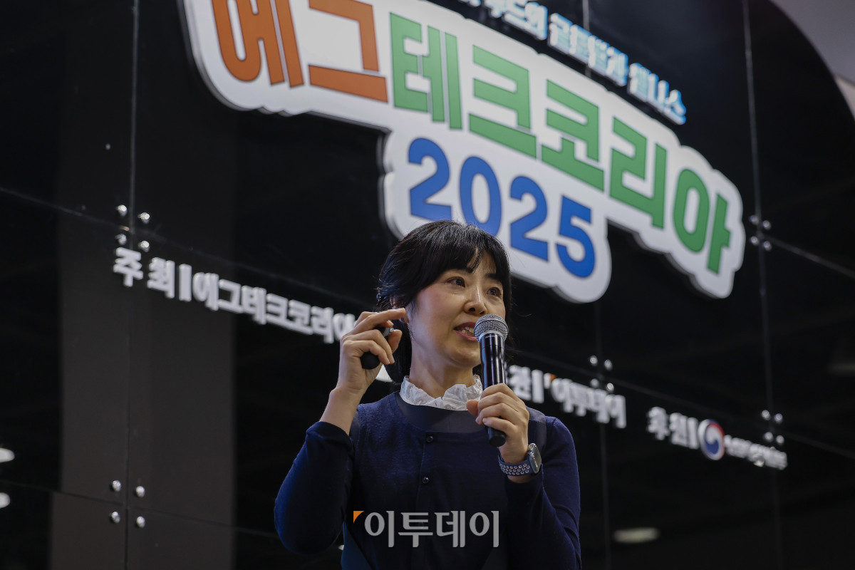 ▲20일 서울 서초구 aT센터에서 열린 ‘에그테크코리아 2025’(EggTech Korea 2025) 건강포럼에서 손성희 푸드 디렉터가 '달걀, 어디까지 해봤니?'를 주제로 계란 요리를 소개하고 있다. 이투데이가 주최하는 '에그테크코리아 2025'는 스마트양계·스마트팜 기술, 동물복지 및 HACCP 생산공정, 로컬푸드 개발, 친환경 패키징, 유정란·디저트 등 건강한 먹거리 산업의 전 과정을 대중에 공개하는 국내 최초의 전시회로 21일 까지 진행된다. 이번 행사는 ‘계란·미래·K 푸드·웰니스’를 핵심 키워드로, 60개사 100부스가 참여하는 대규모 B2C·B2B 융합형 페스티벌로 꾸며진다. 1270만 구독자를 보유한 국내 대표 먹방 크리에이터 쯔양이 홍보대사로 나서며, 의학 유튜브 채널 ‘닥터프렌즈’(140만 구독자)와 '닥터딩요'(81만 구독자)가 건강·식품안전 관련 토크콘서트에 참여한다. 조현호 기자 hyunho@