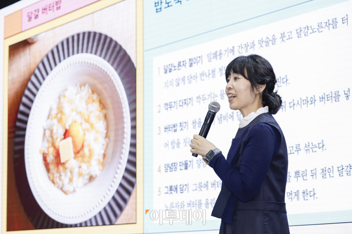 ▲20일 서울 서초구 aT센터에서 열린 ‘에그테크코리아 2025’(EggTech Korea 2025) 건강포럼에서 손성희 푸드 디렉터가 '달걀, 어디까지 해봤니?'를 주제로 계란 요리를 소개하고 있다. 이투데이가 주최하는 '에그테크코리아 2025'는 스마트양계·스마트팜 기술, 동물복지 및 HACCP 생산공정, 로컬푸드 개발, 친환경 패키징, 유정란·디저트 등 건강한 먹거리 산업의 전 과정을 대중에 공개하는 국내 최초의 전시회로 21일 까지 진행된다. 이번 행사는 ‘계란·미래·K 푸드·웰니스’를 핵심 키워드로, 60개사 100부스가 참여하는 대규모 B2C·B2B 융합형 페스티벌로 꾸며진다. 1270만 구독자를 보유한 국내 대표 먹방 크리에이터 쯔양이 홍보대사로 나서며, 의학 유튜브 채널 ‘닥터프렌즈’(140만 구독자)와 '닥터딩요'(81만 구독자)가 건강·식품안전 관련 토크콘서트에 참여한다. 조현호 기자 hyunho@