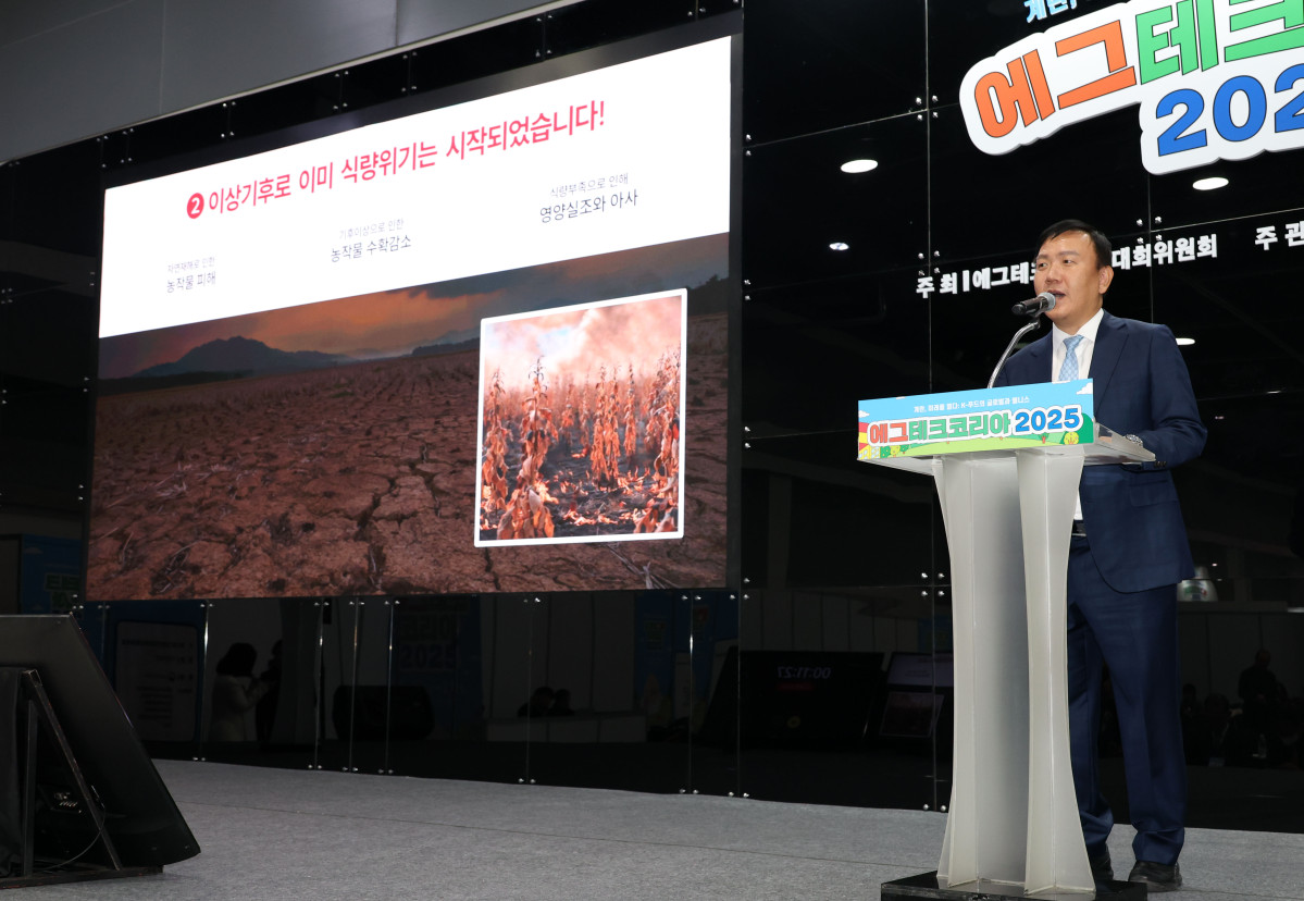 ▲차완영 마린이노베이션 대표가 19일 서울 양재 aT센터 제1전시장에서 열린 에그테크코리아 2025(EggTech Korea 2025) 투자 IR 데모데이에서 발표를 하고 있다. 21일까지 열리는 에그테크 코리아 2025는 '계란·미래·K-푸드·웰니스'를 키워드로 스마트 양계 기술부터 동물복지, 친환경 패키징, 건강한 먹거리까지 계란 산업 전반을 만나볼 수 있다. 고이란 기자 photorean@