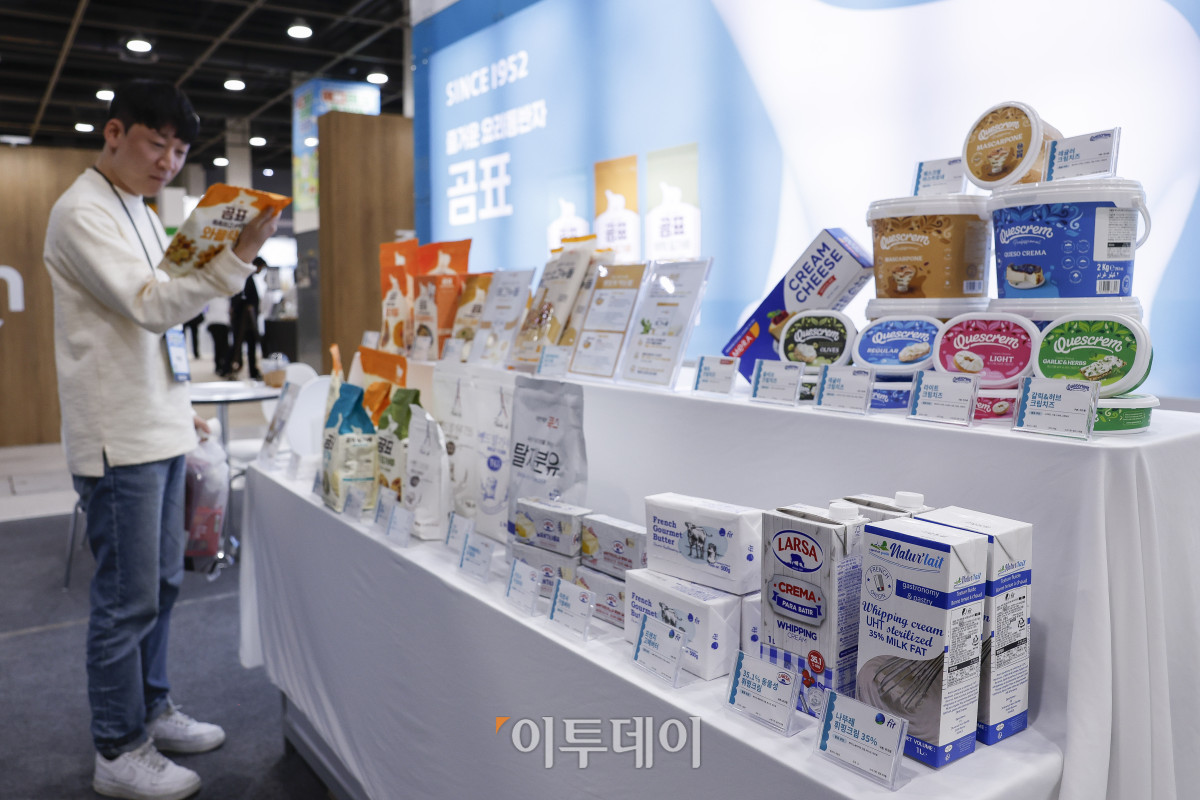 ▲20일 서울 서초구 aT센터에서 열린 ‘에그테크코리아 2025’(EggTech Korea 2025)에서 참관객들이 대한제분(곰표) 부스를 살펴보고 있다. 이투데이가 주최하는 '에그테크코리아 2025'는 스마트양계·스마트팜 기술, 동물복지 및 HACCP 생산공정, 로컬푸드 개발, 친환경 패키징, 유정란·디저트 등 건강한 먹거리 산업의 전 과정을 대중에 공개하는 국내 최초의 전시회로 21일 까지 진행된다. 이번 행사는 ‘계란·미래·K 푸드·웰니스’를 핵심 키워드로, 60개사 100부스가 참여하는 대규모 B2C·B2B 융합형 페스티벌로 꾸며진다. 1270만 구독자를 보유한 국내 대표 먹방 크리에이터 쯔양이 홍보대사로 나서며, 의학 유튜브 채널 ‘닥터프렌즈’(140만 구독자)와 '닥터딩요'(81만 구독자)가 건강·식품안전 관련 토크콘서트에 참여한다. 조현호 기자 hyunho@