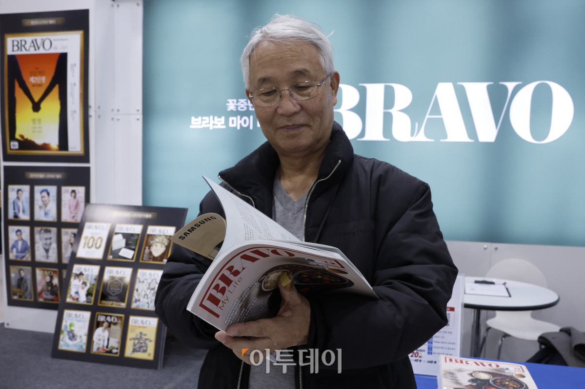 ▲20일 서울 서초구 aT센터에서 열린 ‘에그테크코리아 2025’(EggTech Korea 2025)에서 참관객들이 브라보 마이 라이프 부스를 살펴보고 있다. 이투데이가 주최하는 '에그테크코리아 2025'는 스마트양계·스마트팜 기술, 동물복지 및 HACCP 생산공정, 로컬푸드 개발, 친환경 패키징, 유정란·디저트 등 건강한 먹거리 산업의 전 과정을 대중에 공개하는 국내 최초의 전시회로 21일 까지 진행된다. 이번 행사는 ‘계란·미래·K 푸드·웰니스’를 핵심 키워드로, 60개사 100부스가 참여하는 대규모 B2C·B2B 융합형 페스티벌로 꾸며진다. 1270만 구독자를 보유한 국내 대표 먹방 크리에이터 쯔양이 홍보대사로 나서며, 의학 유튜브 채널 ‘닥터프렌즈’(140만 구독자)와 '닥터딩요'(81만 구독자)가 건강·식품안전 관련 토크콘서트에 참여한다. 조현호 기자 hyunho@