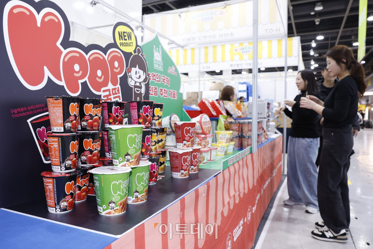 ▲20일 서울 서초구 aT센터에서 열린 ‘에그테크코리아 2025’(EggTech Korea 2025)에서 참관객들이 추억의 국민학교 떡볶이애서 시식을 하고 있다. 이투데이가 주최하는 '에그테크코리아 2025'는 스마트양계·스마트팜 기술, 동물복지 및 HACCP 생산공정, 로컬푸드 개발, 친환경 패키징, 유정란·디저트 등 건강한 먹거리 산업의 전 과정을 대중에 공개하는 국내 최초의 전시회로 21일 까지 진행된다. 이번 행사는 ‘계란·미래·K 푸드·웰니스’를 핵심 키워드로, 60개사 100부스가 참여하는 대규모 B2C·B2B 융합형 페스티벌로 꾸며진다. 1270만 구독자를 보유한 국내 대표 먹방 크리에이터 쯔양이 홍보대사로 나서며, 의학 유튜브 채널 ‘닥터프렌즈’(140만 구독자)와 '닥터딩요'(81만 구독자)가 건강·식품안전 관련 토크콘서트에 참여한다. 조현호 기자 hyunho@