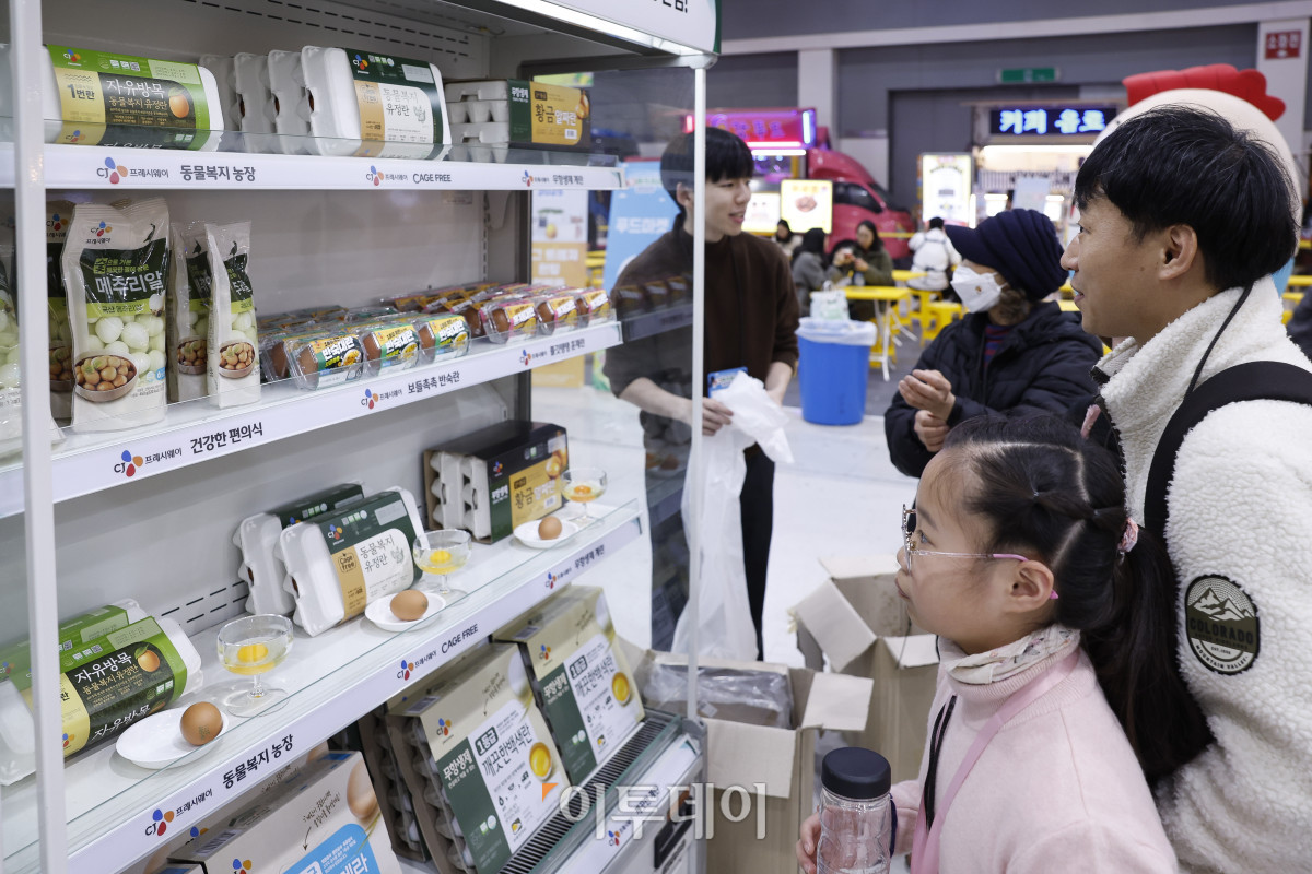 ▲20일 서울 서초구 aT센터에서 열린 ‘에그테크코리아 2025’(EggTech Korea 2025)에서 참관객들이 CJ프레시웨이 부스를 살펴보고 있다. 이투데이가 주최하는 '에그테크코리아 2025'는 스마트양계·스마트팜 기술, 동물복지 및 HACCP 생산공정, 로컬푸드 개발, 친환경 패키징, 유정란·디저트 등 건강한 먹거리 산업의 전 과정을 대중에 공개하는 국내 최초의 전시회로 21일 까지 진행된다. 이번 행사는 ‘계란·미래·K 푸드·웰니스’를 핵심 키워드로, 60개사 100부스가 참여하는 대규모 B2C·B2B 융합형 페스티벌로 꾸며진다. 1270만 구독자를 보유한 국내 대표 먹방 크리에이터 쯔양이 홍보대사로 나서며, 의학 유튜브 채널 ‘닥터프렌즈’(140만 구독자)와 '닥터딩요'(81만 구독자)가 건강·식품안전 관련 토크콘서트에 참여한다. 조현호 기자 hyunho@