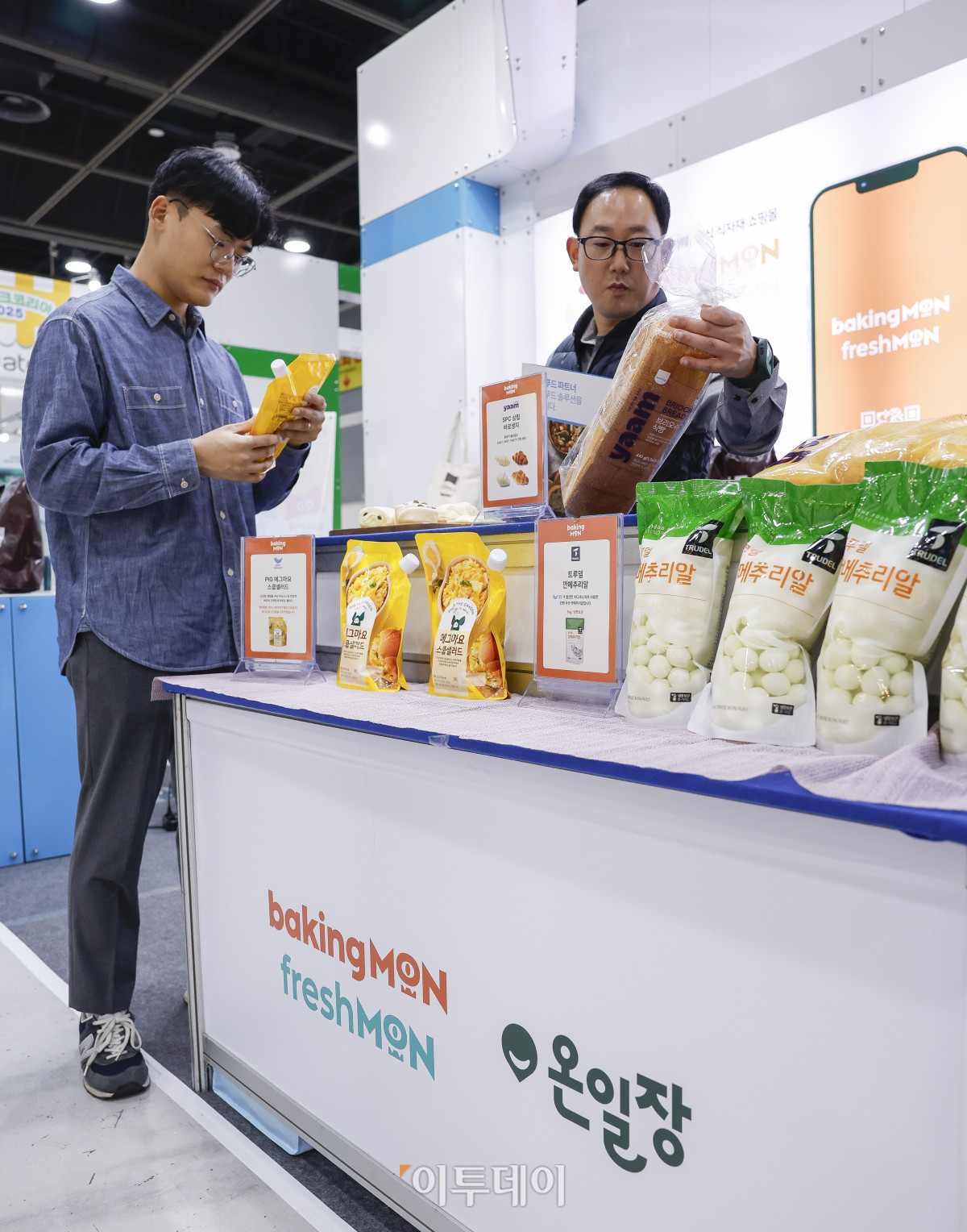 ▲20일 서울 서초구 aT센터에서 열린 ‘에그테크코리아 2025’(EggTech Korea 2025)에서 참관객들이 SPC GFS 부스를 살펴보고 있다. 이투데이가 주최하는 '에그테크코리아 2025'는 스마트양계·스마트팜 기술, 동물복지 및 HACCP 생산공정, 로컬푸드 개발, 친환경 패키징, 유정란·디저트 등 건강한 먹거리 산업의 전 과정을 대중에 공개하는 국내 최초의 전시회로 21일 까지 진행된다. 이번 행사는 ‘계란·미래·K 푸드·웰니스’를 핵심 키워드로, 60개사 100부스가 참여하는 대규모 B2C·B2B 융합형 페스티벌로 꾸며진다. 1270만 구독자를 보유한 국내 대표 먹방 크리에이터 쯔양이 홍보대사로 나서며, 의학 유튜브 채널 ‘닥터프렌즈’(140만 구독자)와 '닥터딩요'(81만 구독자)가 건강·식품안전 관련 토크콘서트에 참여한다. 조현호 기자 hyunho@