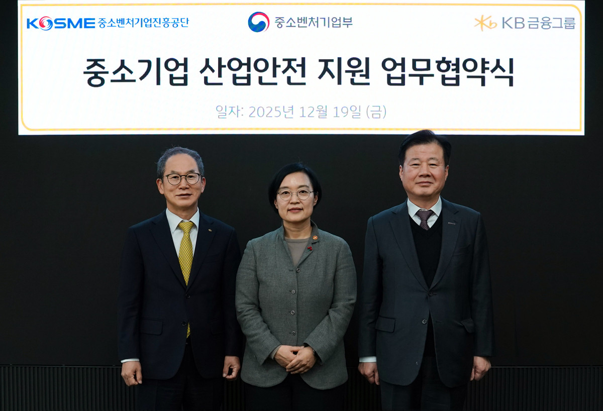 ▲(왼쪽부터)양종희 KB금융 회장, 한성숙 중소벤처기업부 장관, 강석진 중진공 이사장이 19일 서울 여의도 KB국민은행 신관에서 진행된 업무협약을 마치고 기념촬영을 하고 있다. (사진제공=KB금융)