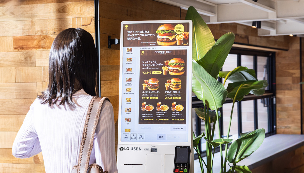 ▲LG전자가 일본 IoT 기반 매장 솔루션 기업 유센(USEN)과 파트너십을 맺고, 이달부터 식당∙카페 등 현지 식음료 매장에 디지털 키오스크를 공급하며 글로벌 시장에서 디지털 키오스크 사업 확대에 박차를 가한다. (사진제공=LG전자)