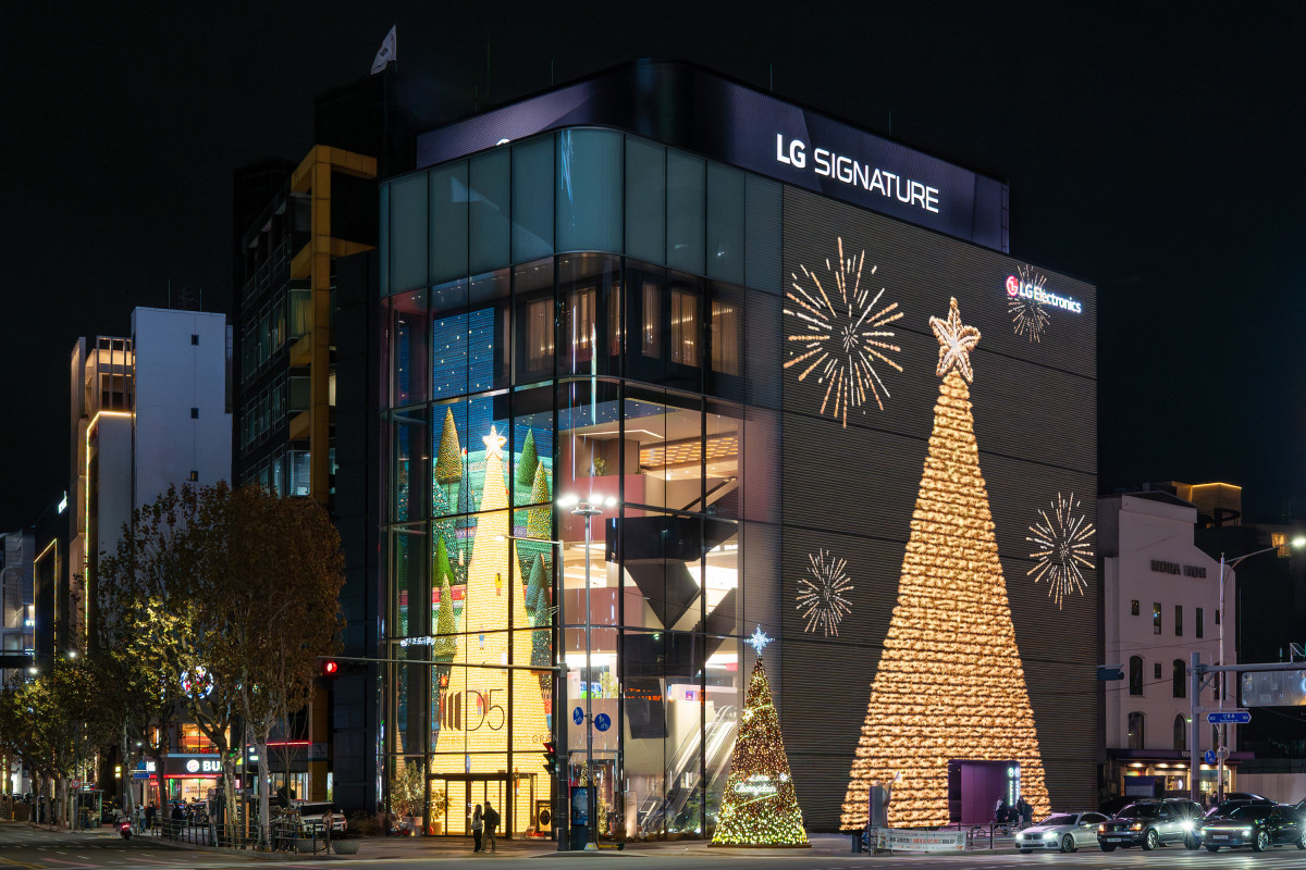 ▲서울 강남구 도산대로에 위치한 ‘LG전자 플래그십 D5’ 외벽이 크리스마스 트리로 물들었다. LG전자는 크리스마스를 비롯해 계절에 따라 다양한 테마의 미디어 파사드를 통해 도심 속 새로운 시각적 즐거움을 제공할 예정이다. (사진제공=LG전자)