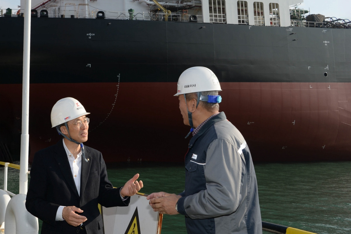 ▲(사진 왼쪽부터)황기연 한국수출입은행장이 19일 경남 창원 케이조선을 방문해 김찬 대표와 환담을 나누고 있다. (사진제공=한국수출입은행)
