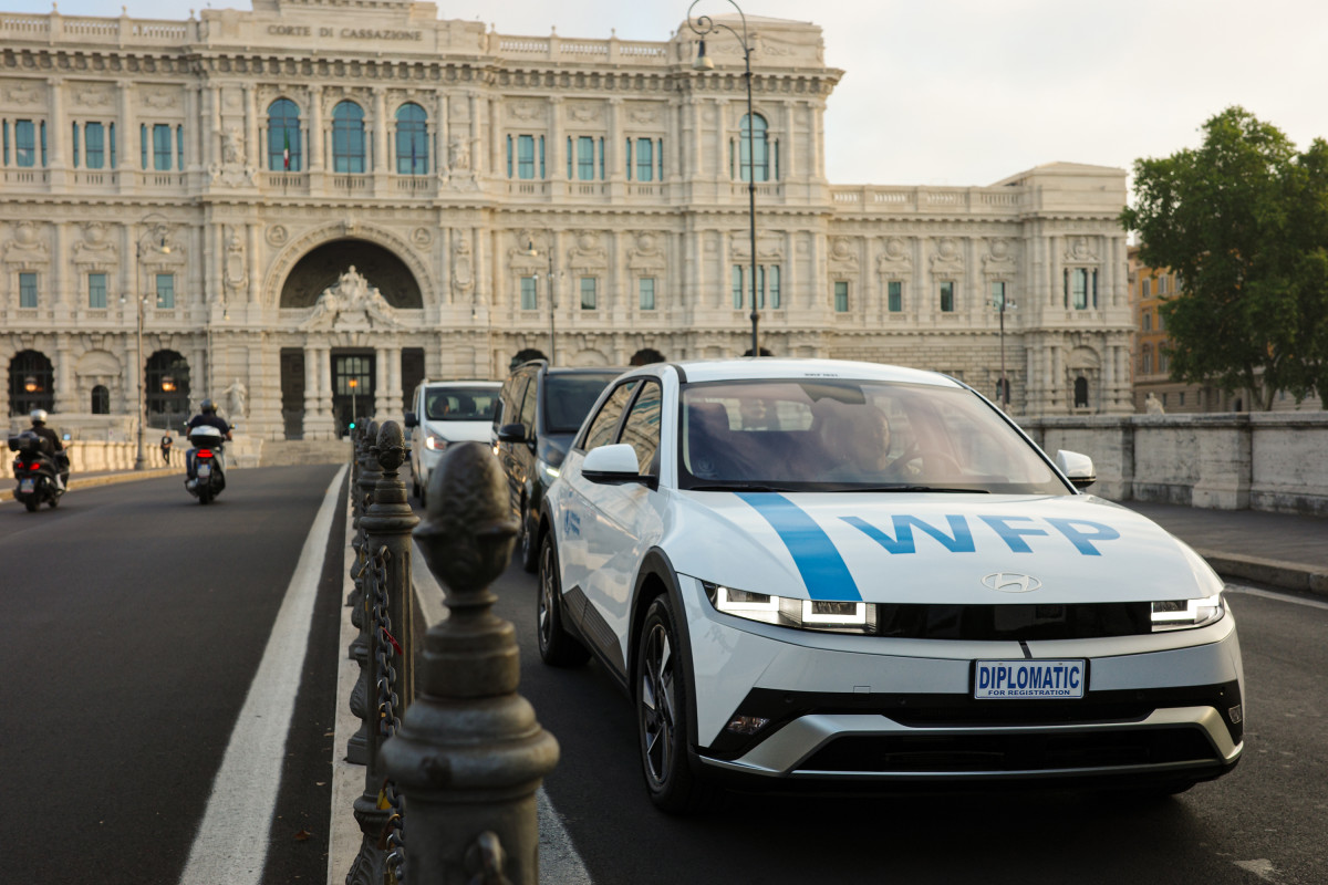 ▲현대차는 UN 소속의 식량위기 대응 기구인 세계식량계획(WFP)에 아이오닉 5 차량 8대와 충전 인프라를 기증했으며, 기증 차량들이 구호 현장에서 활약하는 모습을 통해 기후위기 대응에 대한 공감대를 형성하는 영상을 공개했다. (사진제공=현대차)