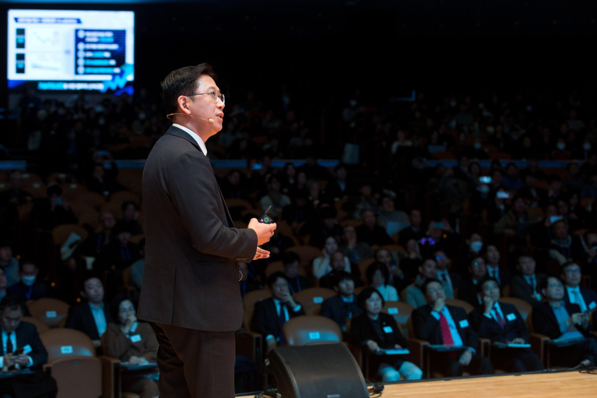▲배경훈 부총리 겸 과학기술정보통신부 장관이 18일 서울 강남구 코엑스에서 열린 국가전략기술 서밋에서 '국가전략기술 고도화 및 미래혁신 전략' 을 주제로 기조연설을 하고 있다. ( 사진제공=과학기술정보통신부)
